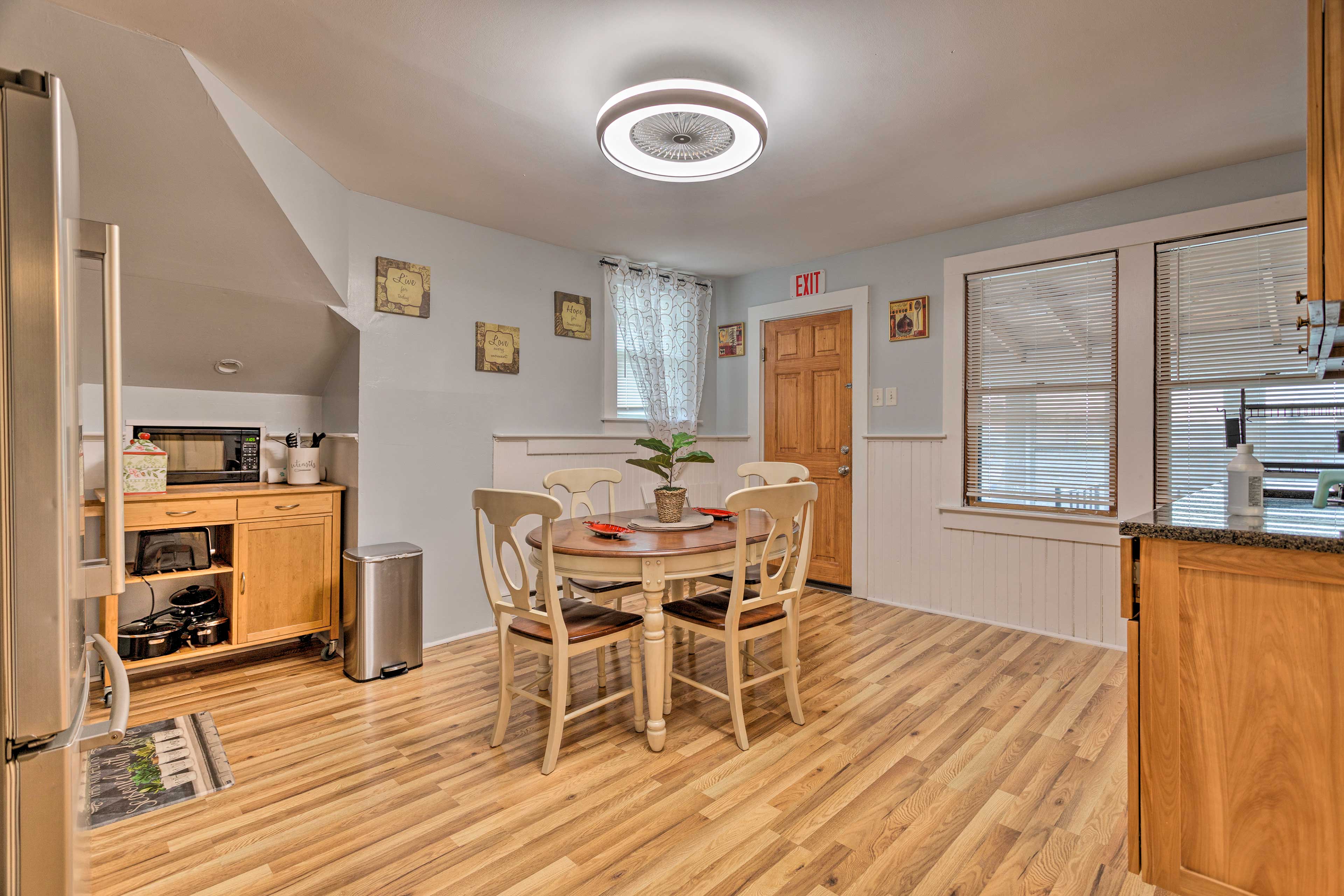 Dining Area | Dishware/Flatware Provided