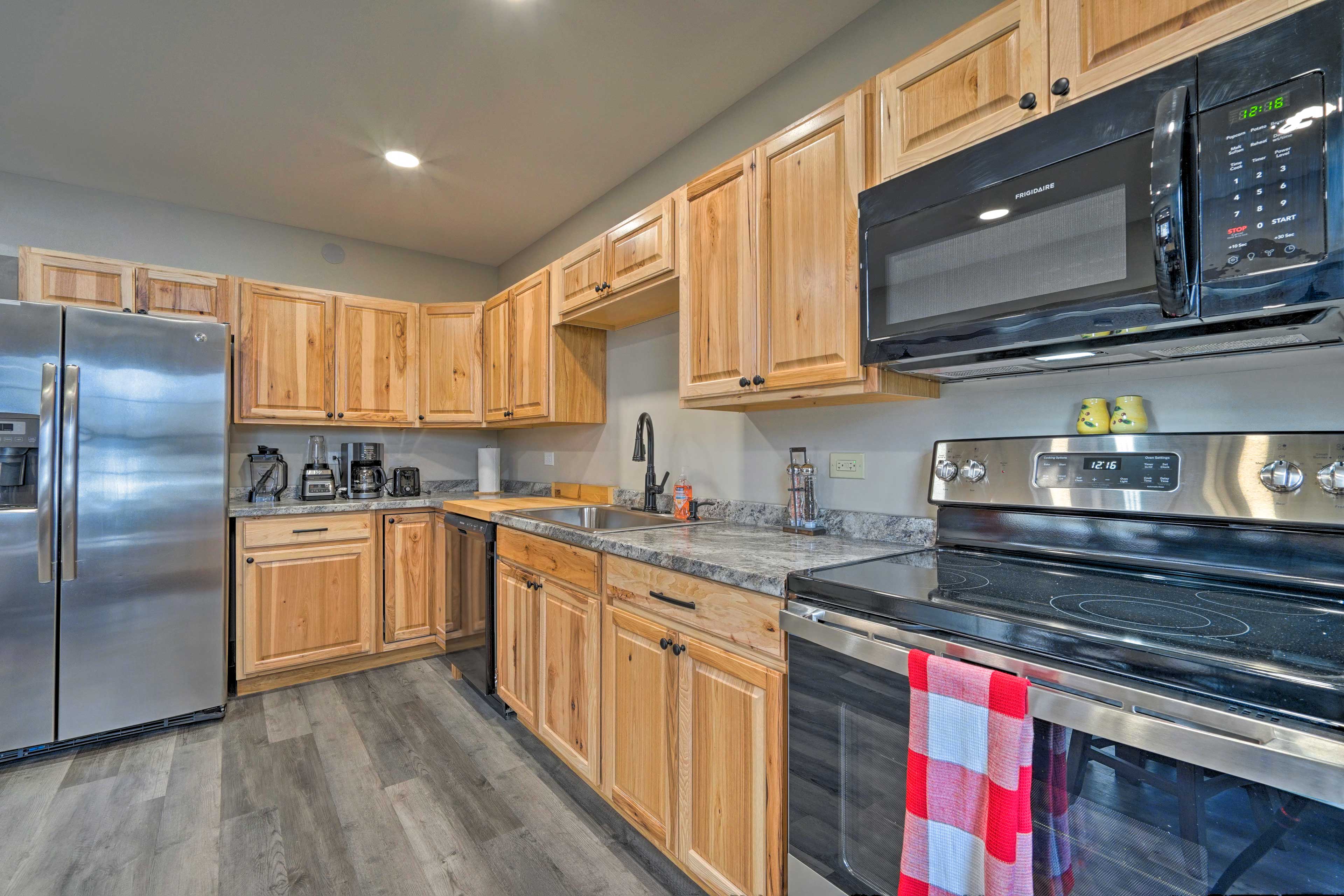 Kitchen | Fully Equipped w/ Cooking Basics