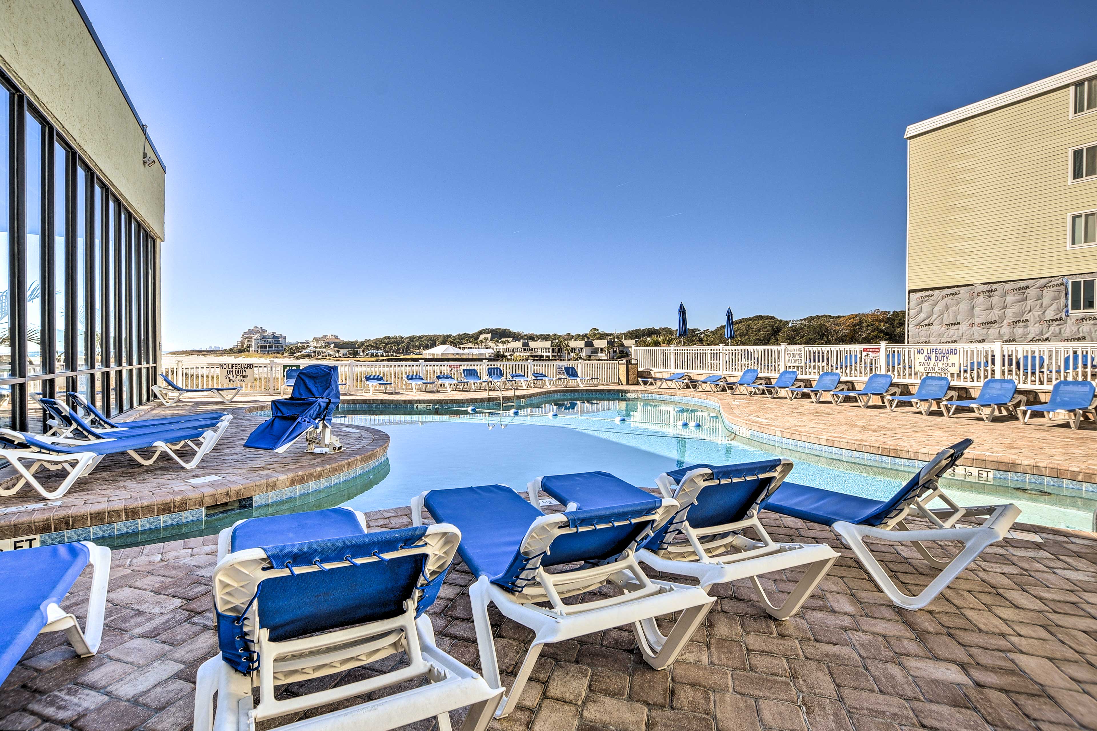 Community Amenities | Outdoor Pool | Sundeck