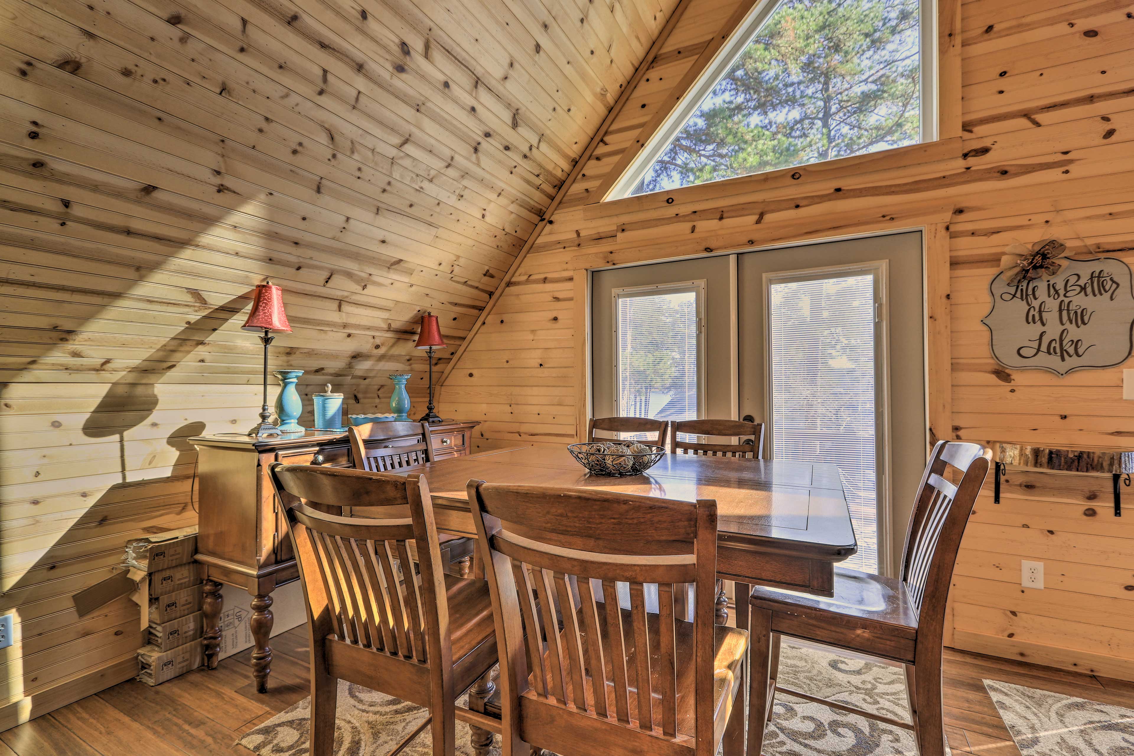 Dining Area | Dishware & Flatware Provided