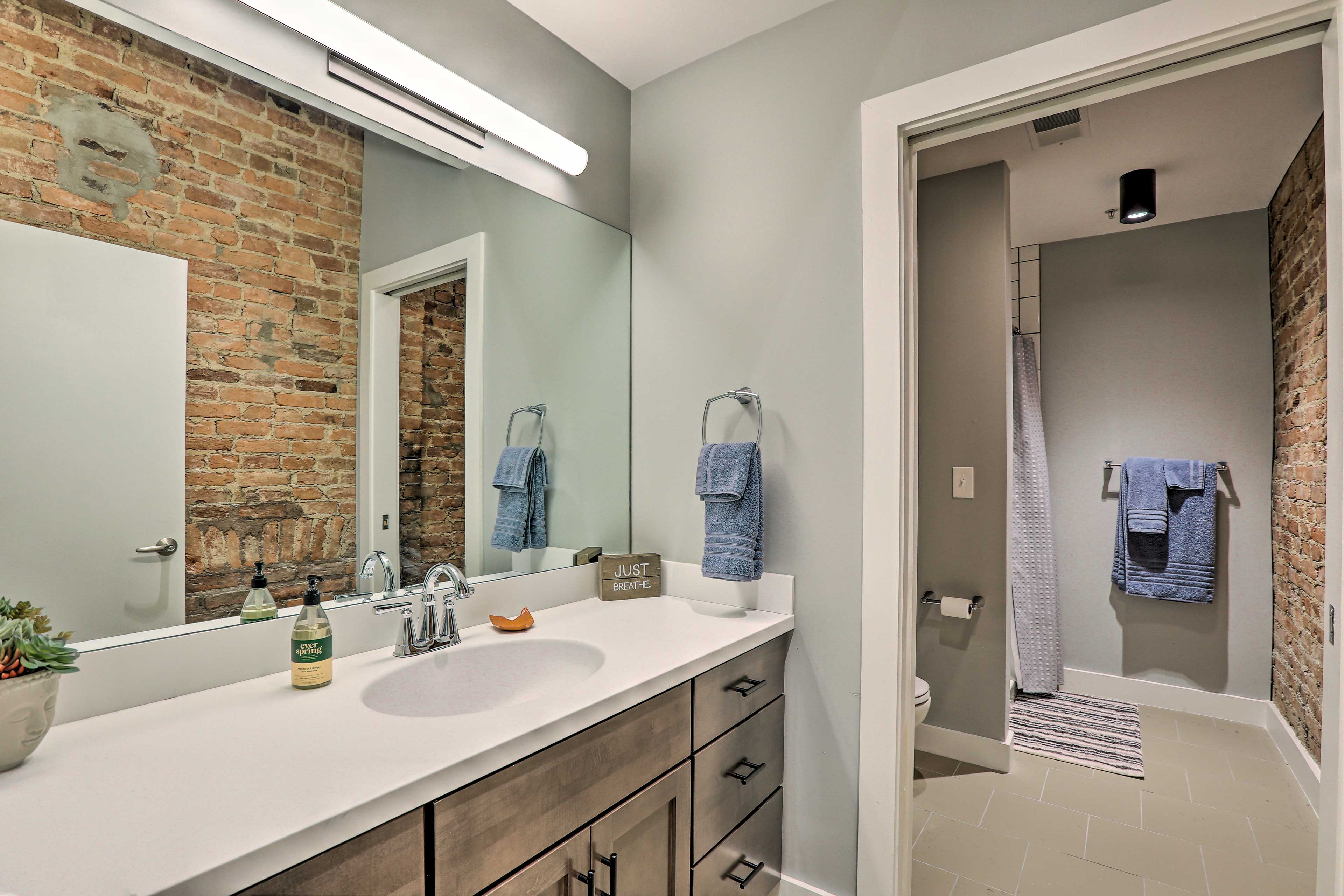 Full Bathroom | Complimentary Toiletries