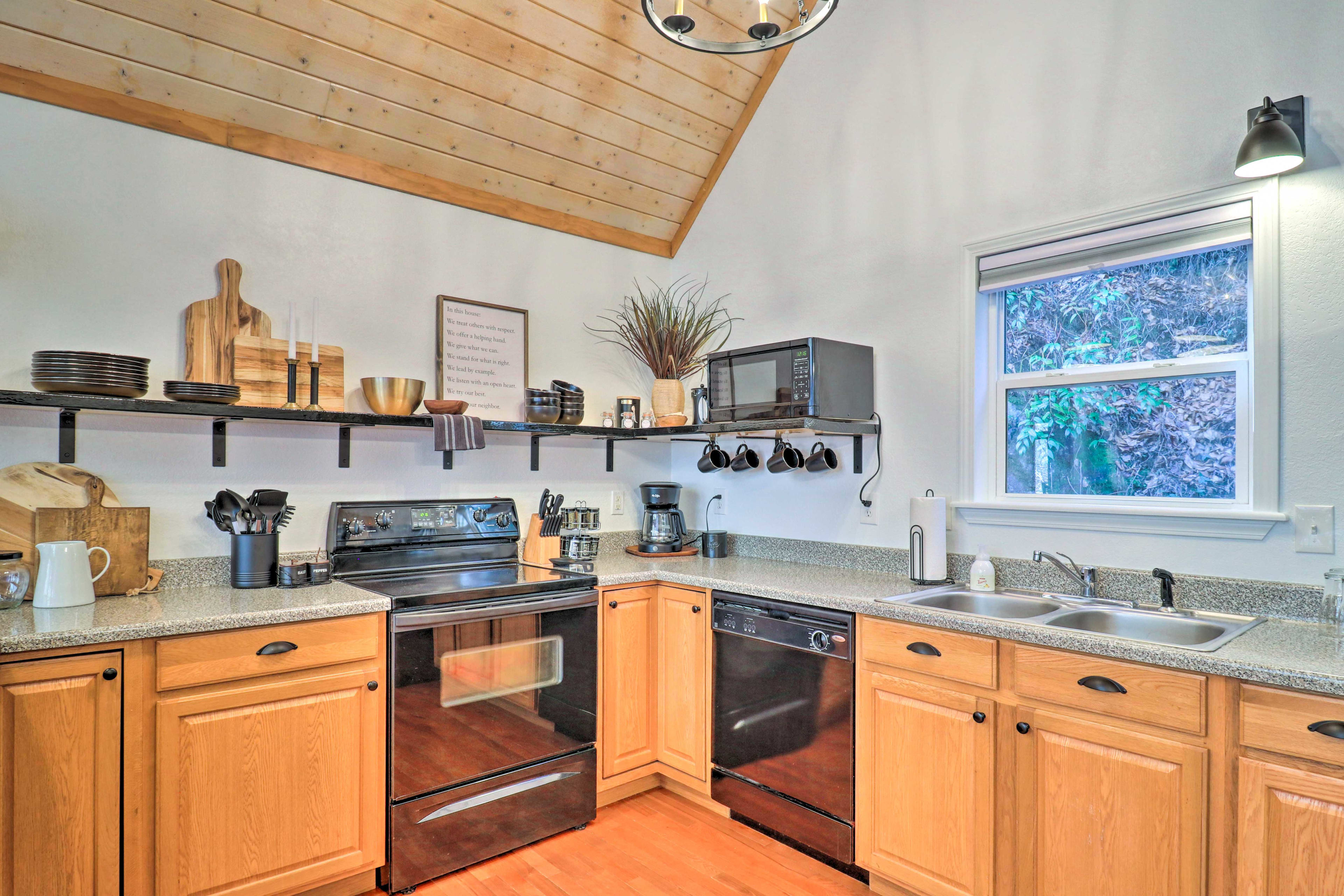 Kitchen | Fully Equipped w/ Cooking Basics