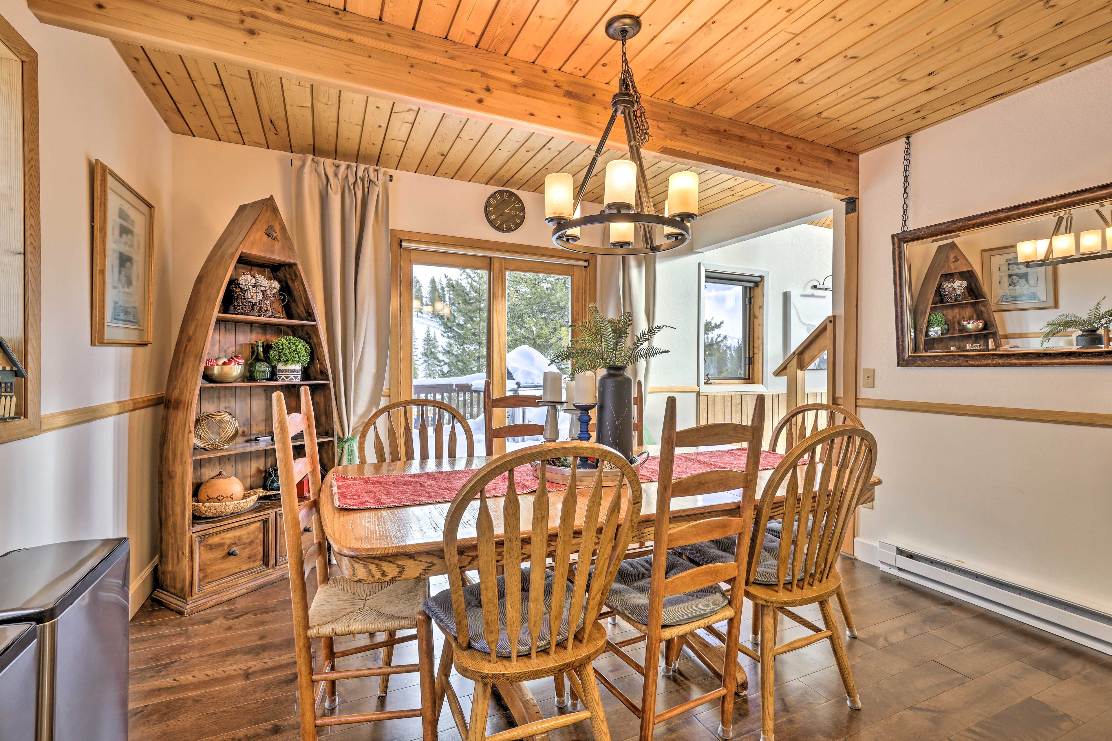 Dining Area | Dishware & Flatware Provided