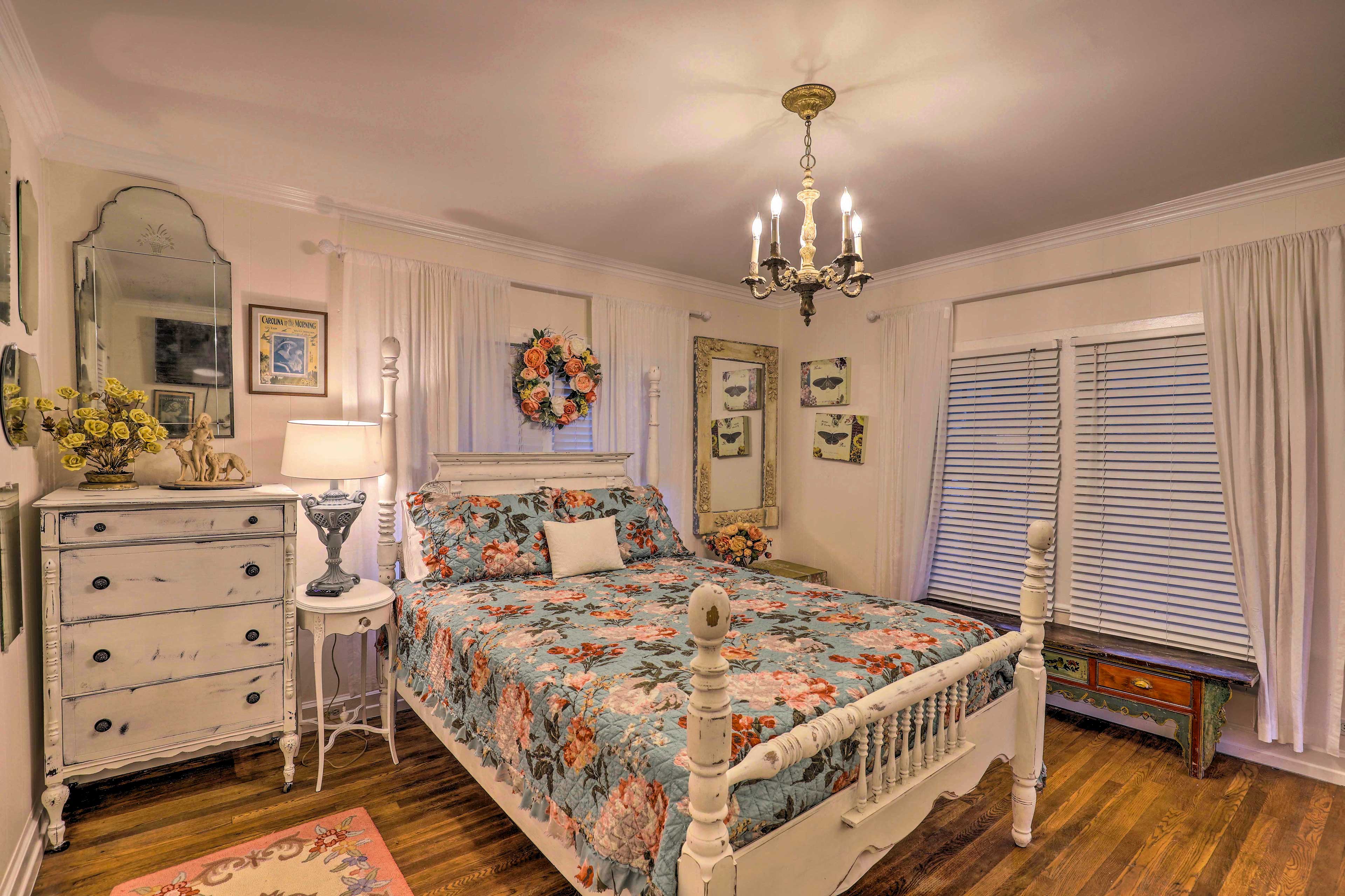 Bedroom 1 | Queen Bed | Linens Provided | Smart TV