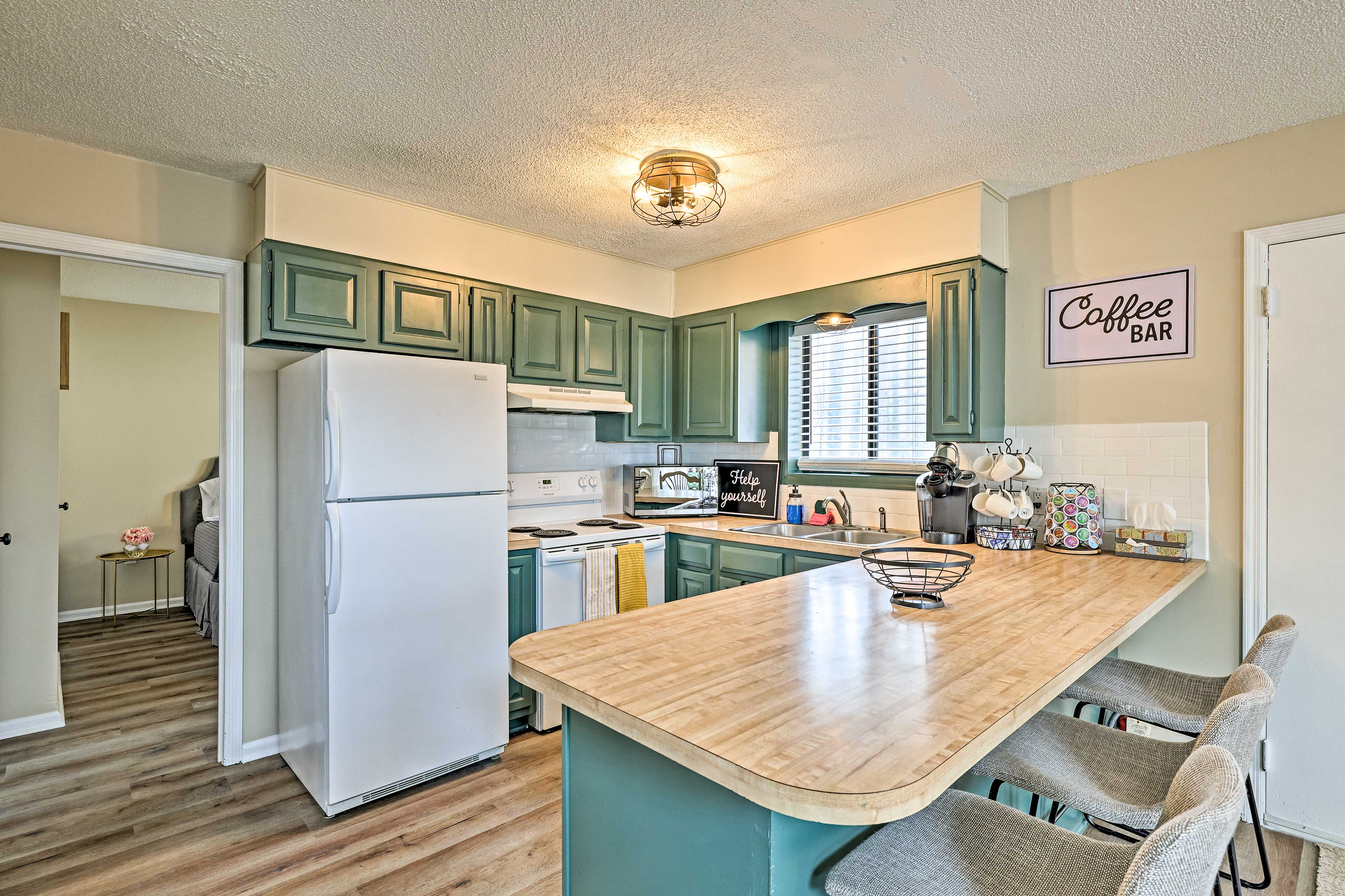 Kitchen | Well-Equipped w/ Cooking Basics