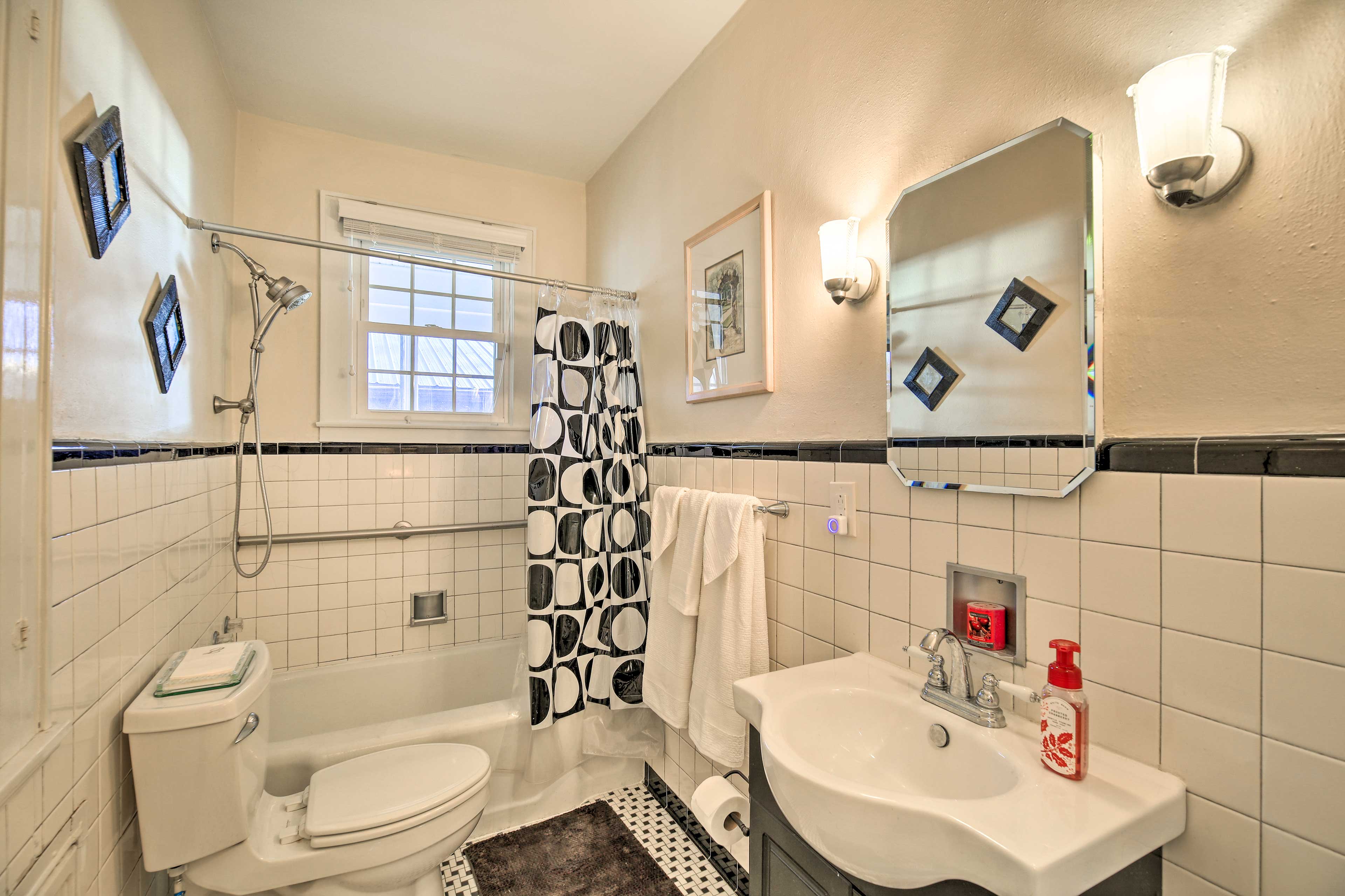 Full Bathroom | 1st Floor