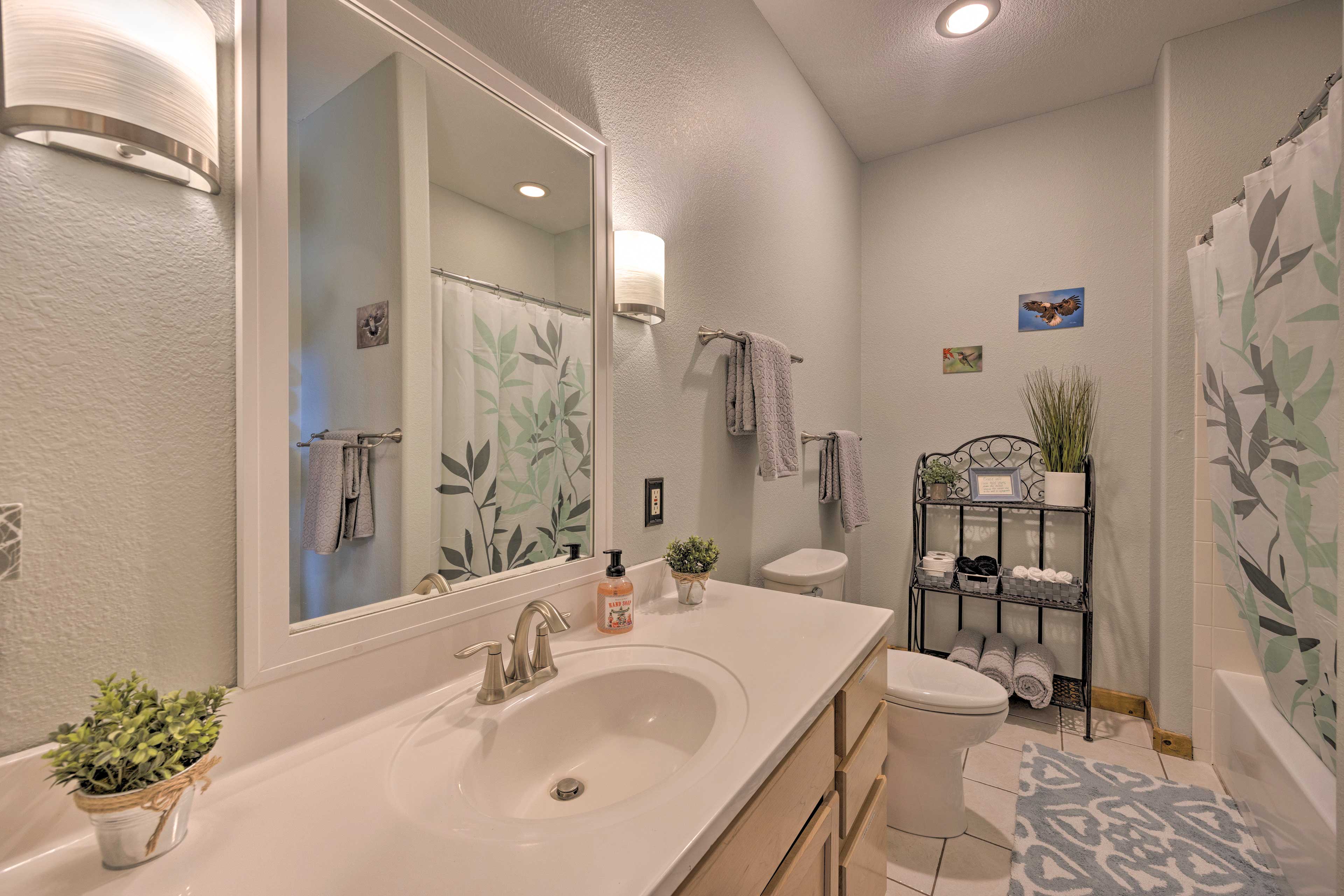 Full Bathroom | Complimentary Toiletries Provided