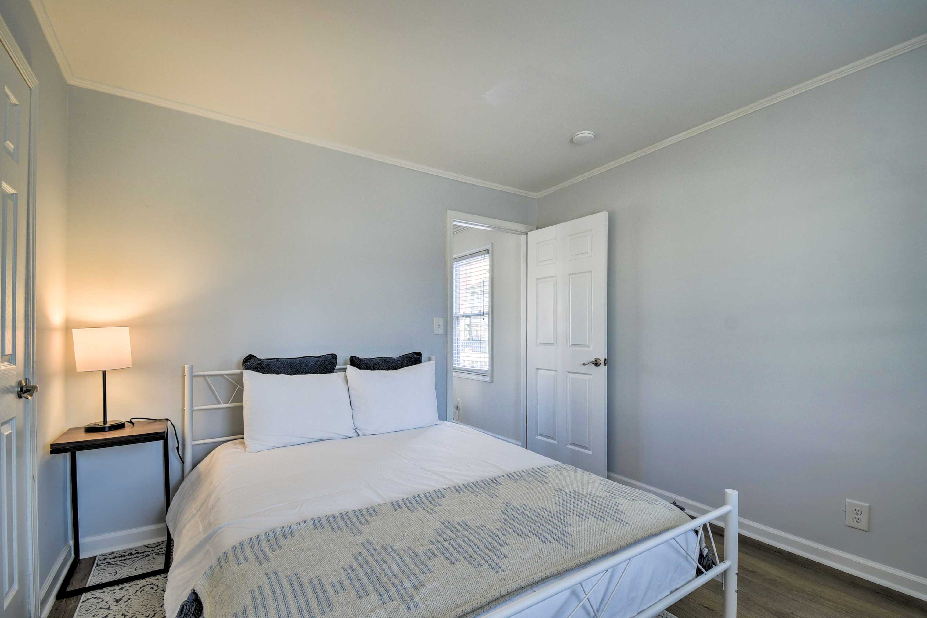 Bedroom 1 | Queen Bed | Linens Provided | 1st Floor