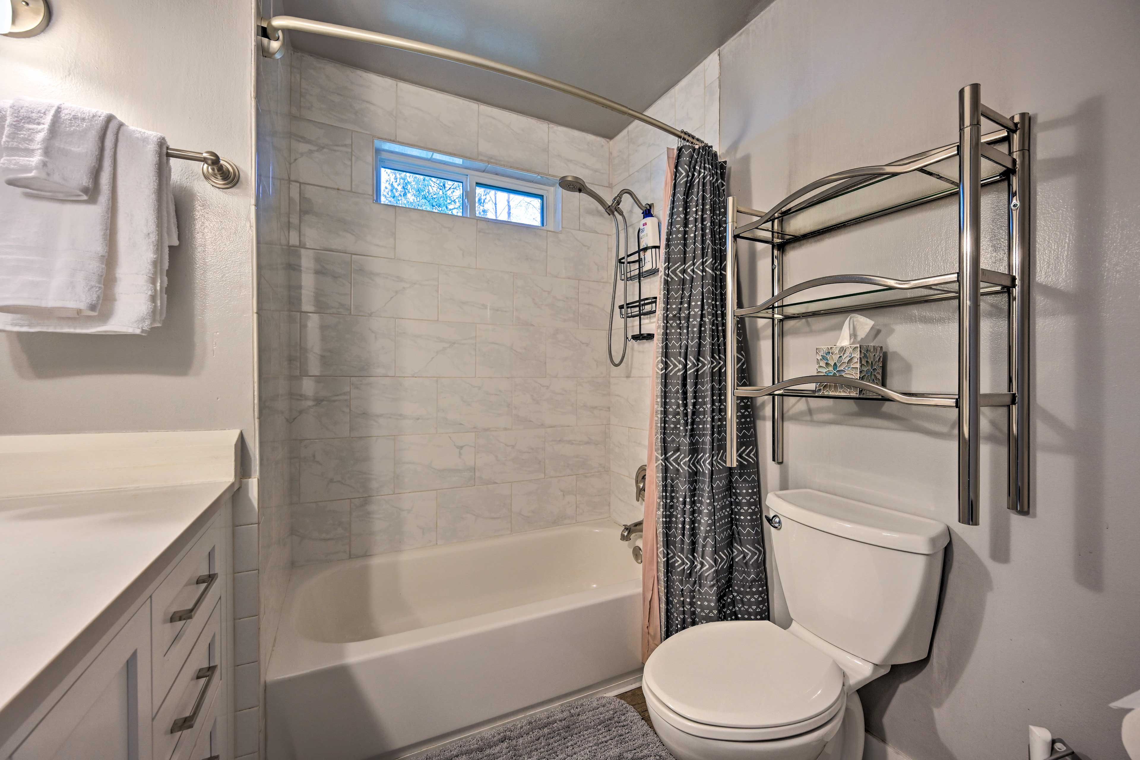 Full Bathroom | Towels Provided | Complimentary Toiletries