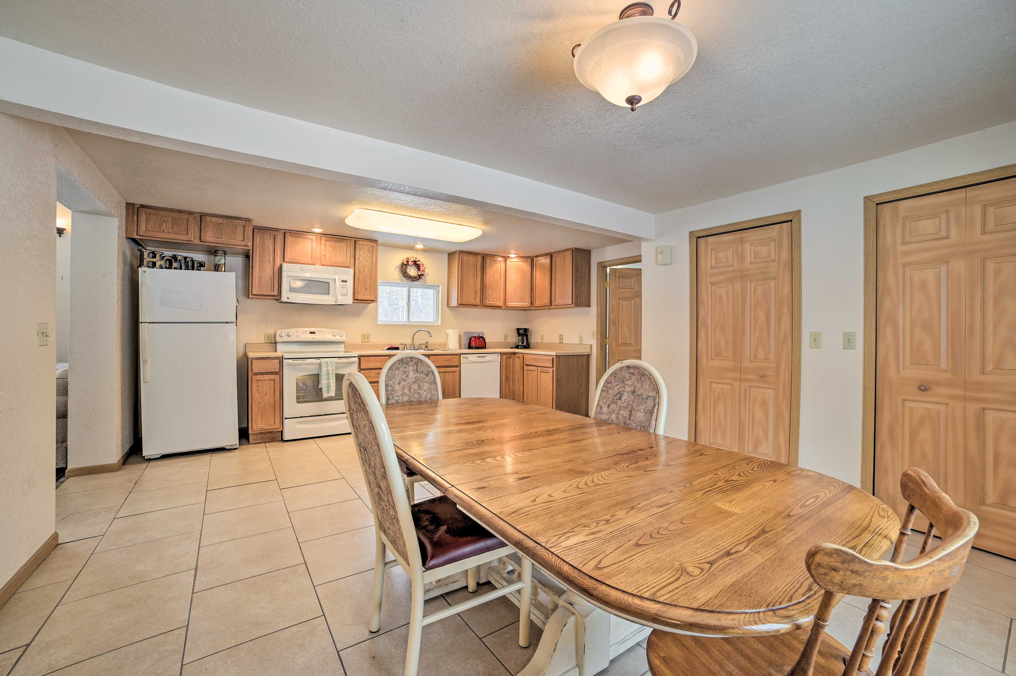 Dining Area | Dishware & Flatware Provided