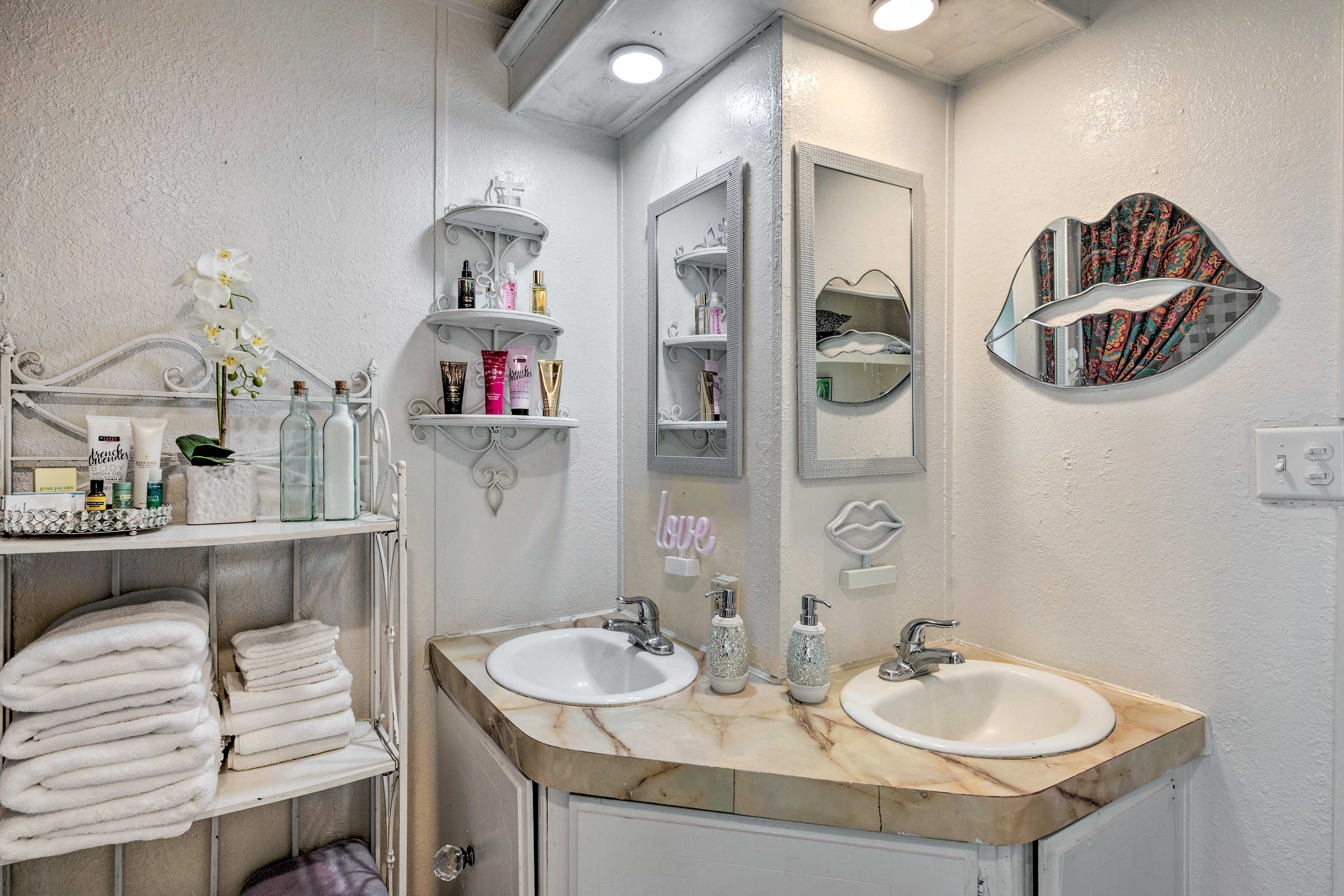 Full Bathroom | Towels Provided | Complimentary Toiletries