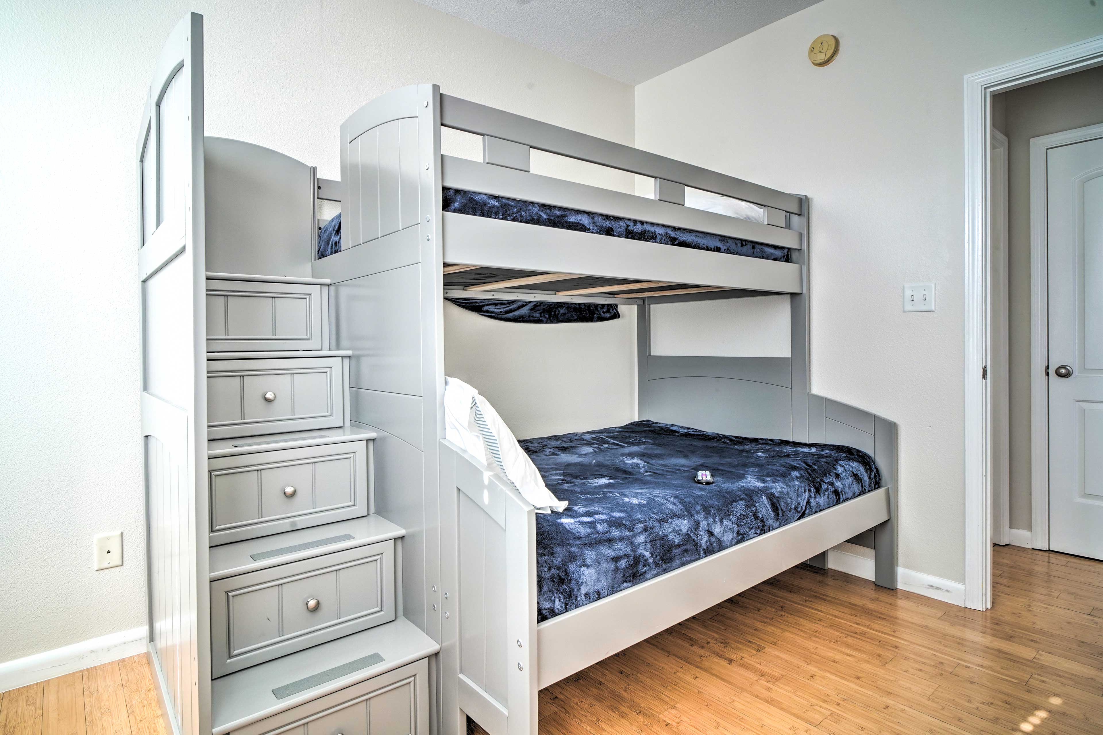 Bedroom 3 | Twin/Full Bunk Bed