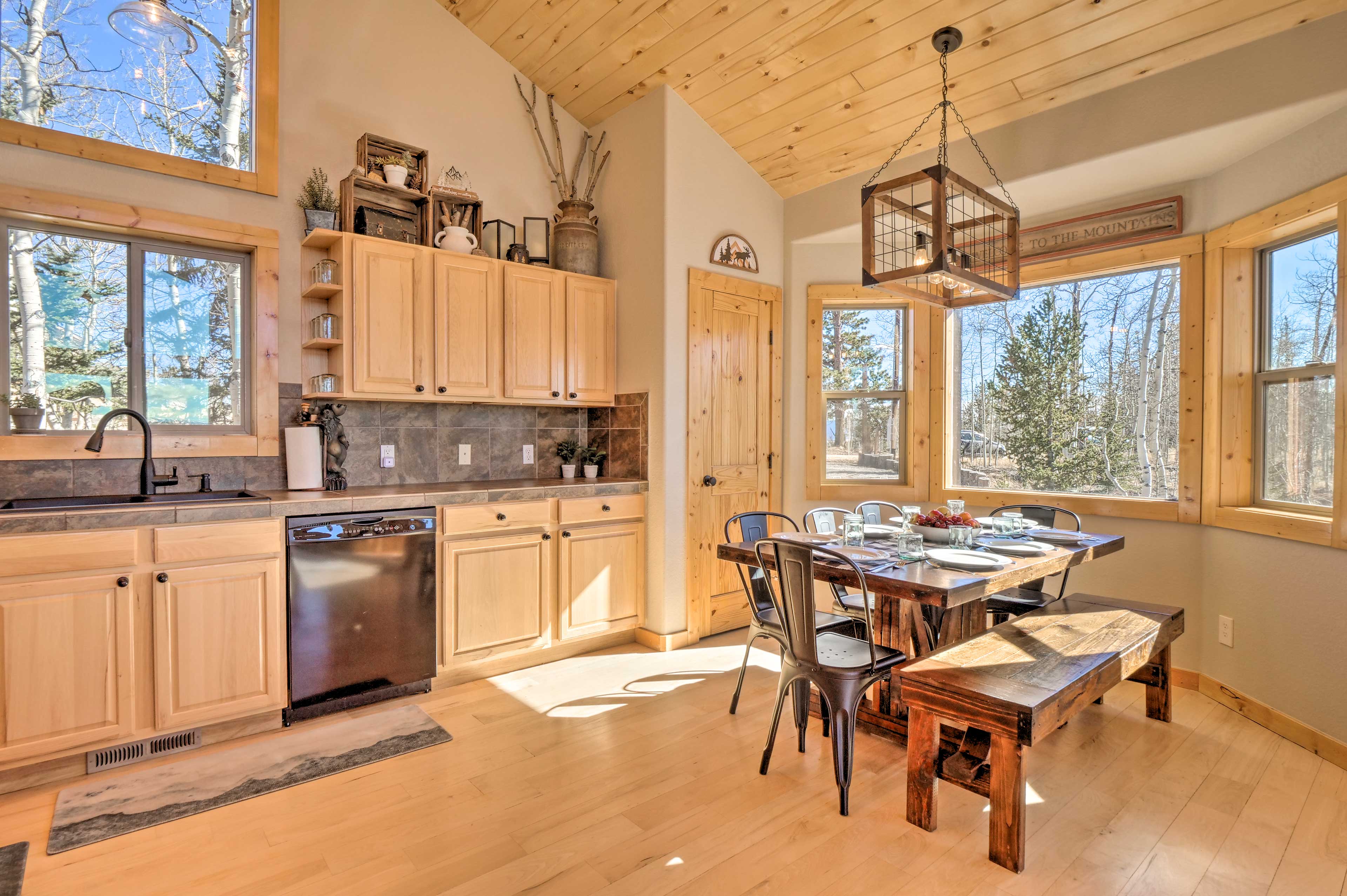 Dining Area | Dishware/Flatware Provided