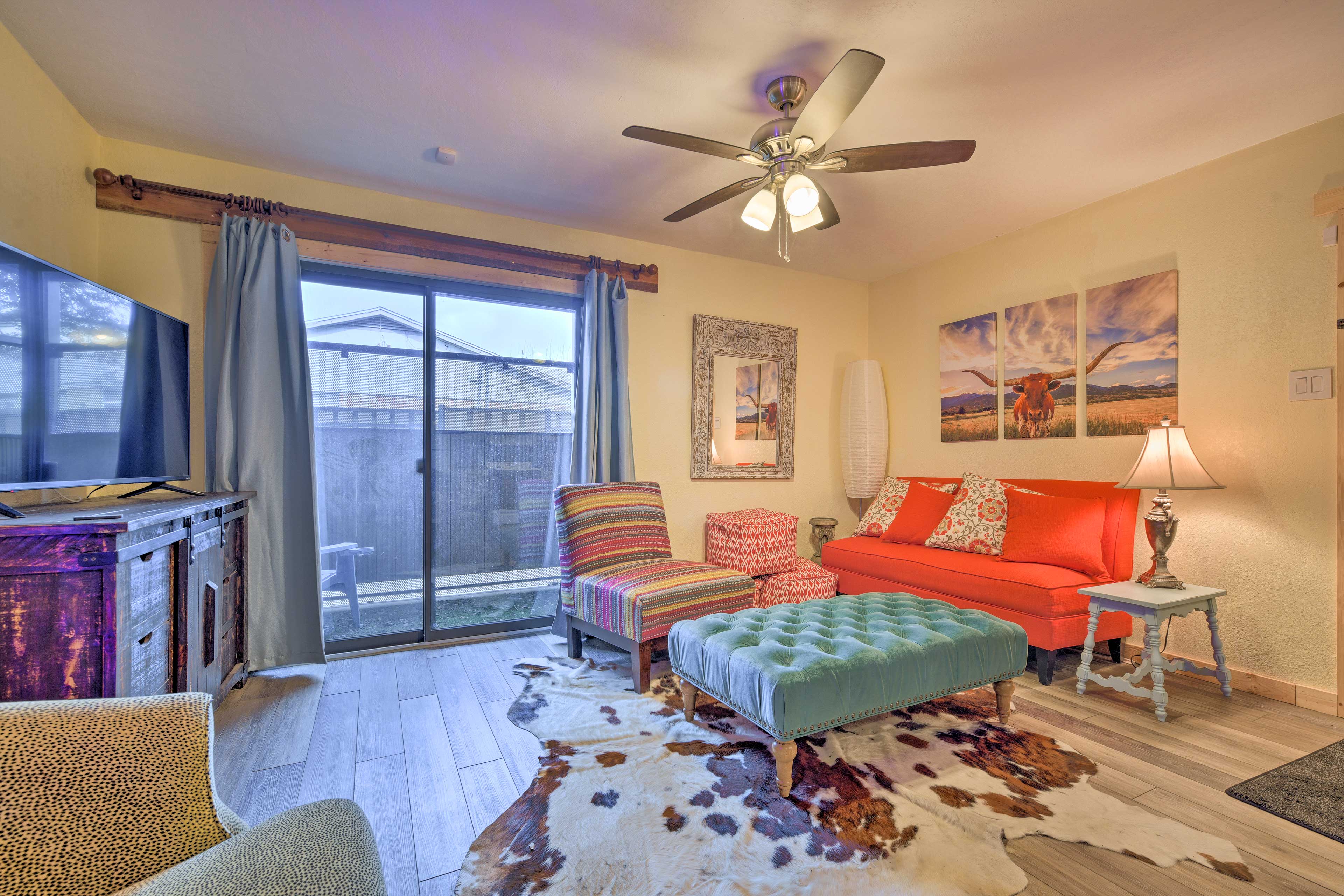 Living Area | Internet Access | Central Air Conditioning