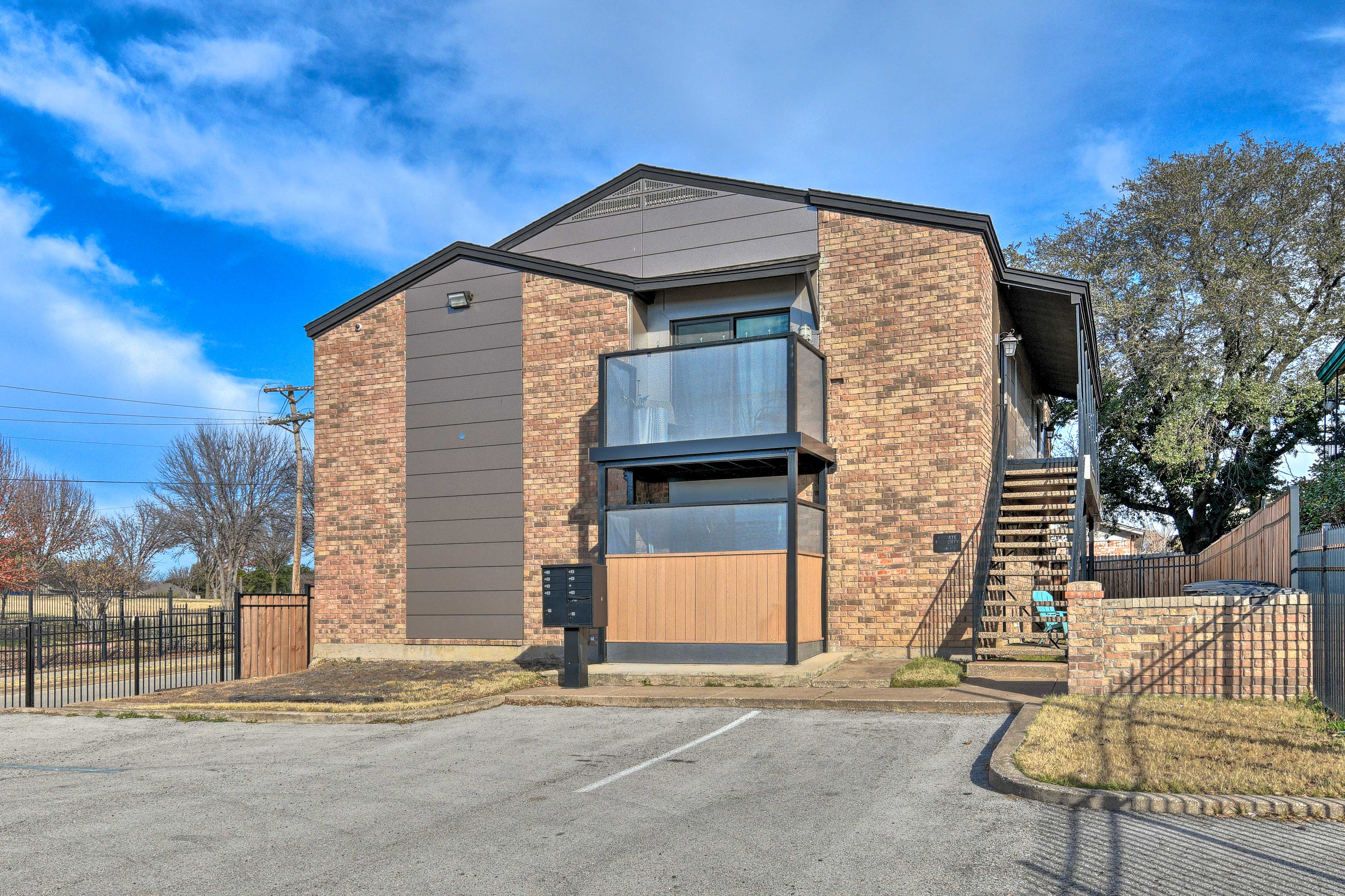 Vibrant Home ~ 7 Mi to Fort Worth Stockyards!