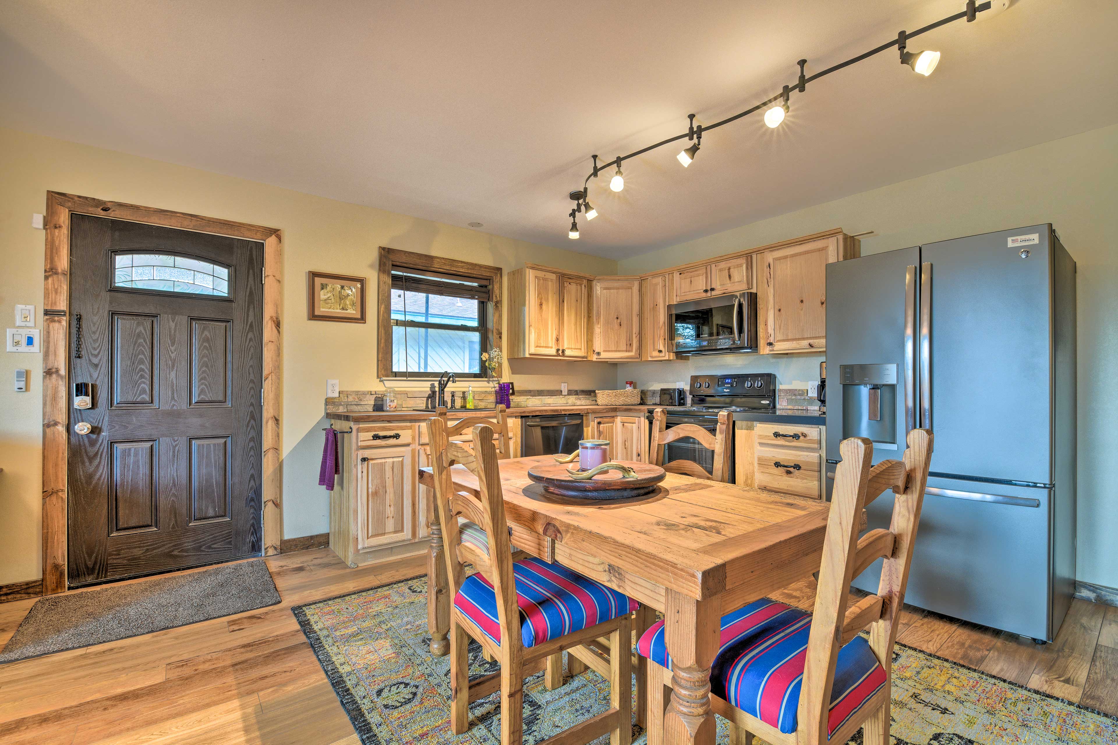 Dining Area | Dishware/Flatware Provided