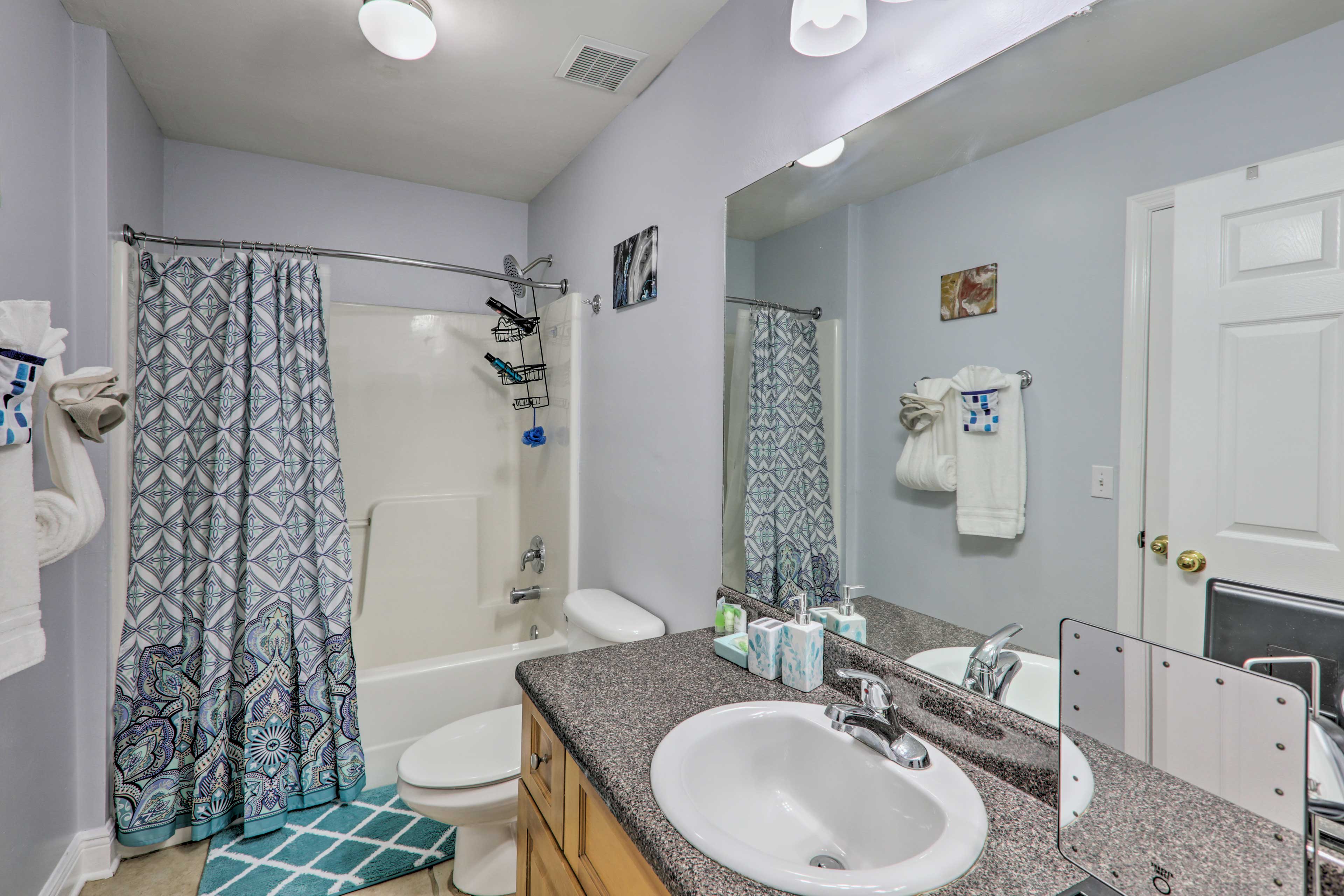 Full Bathroom | Towels Provided | Complimentary Toiletries