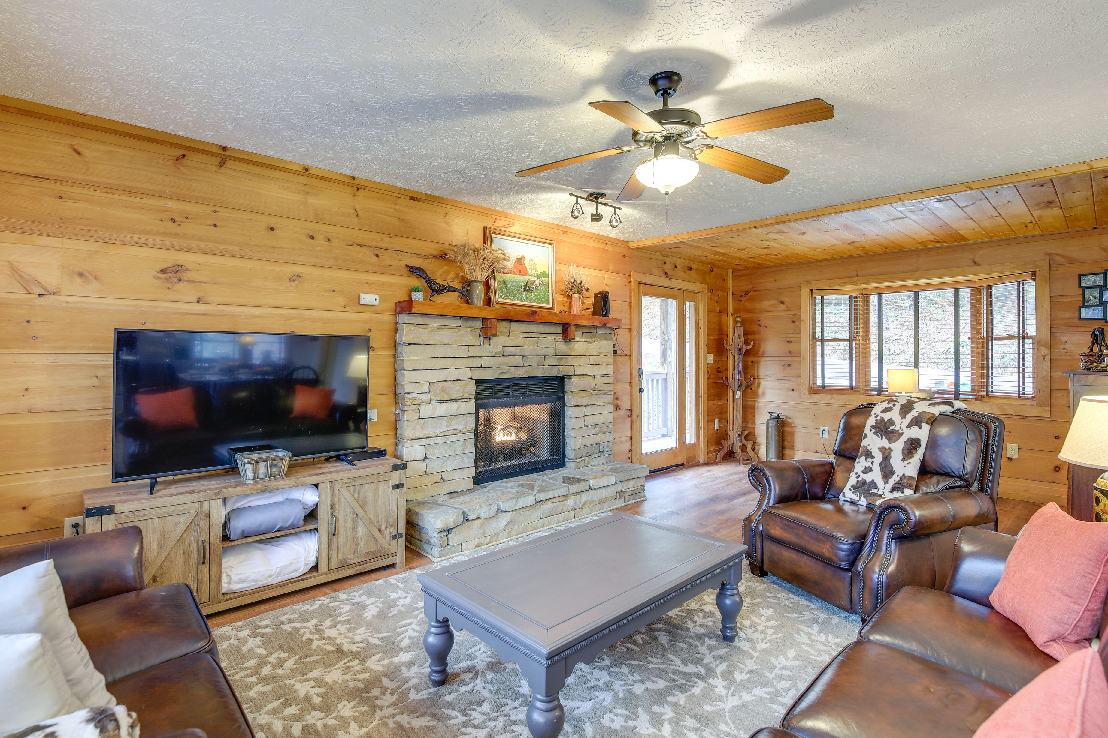 Living Room | Sleeper Sofa | Books | Board Games | Fireplace | Smart TV