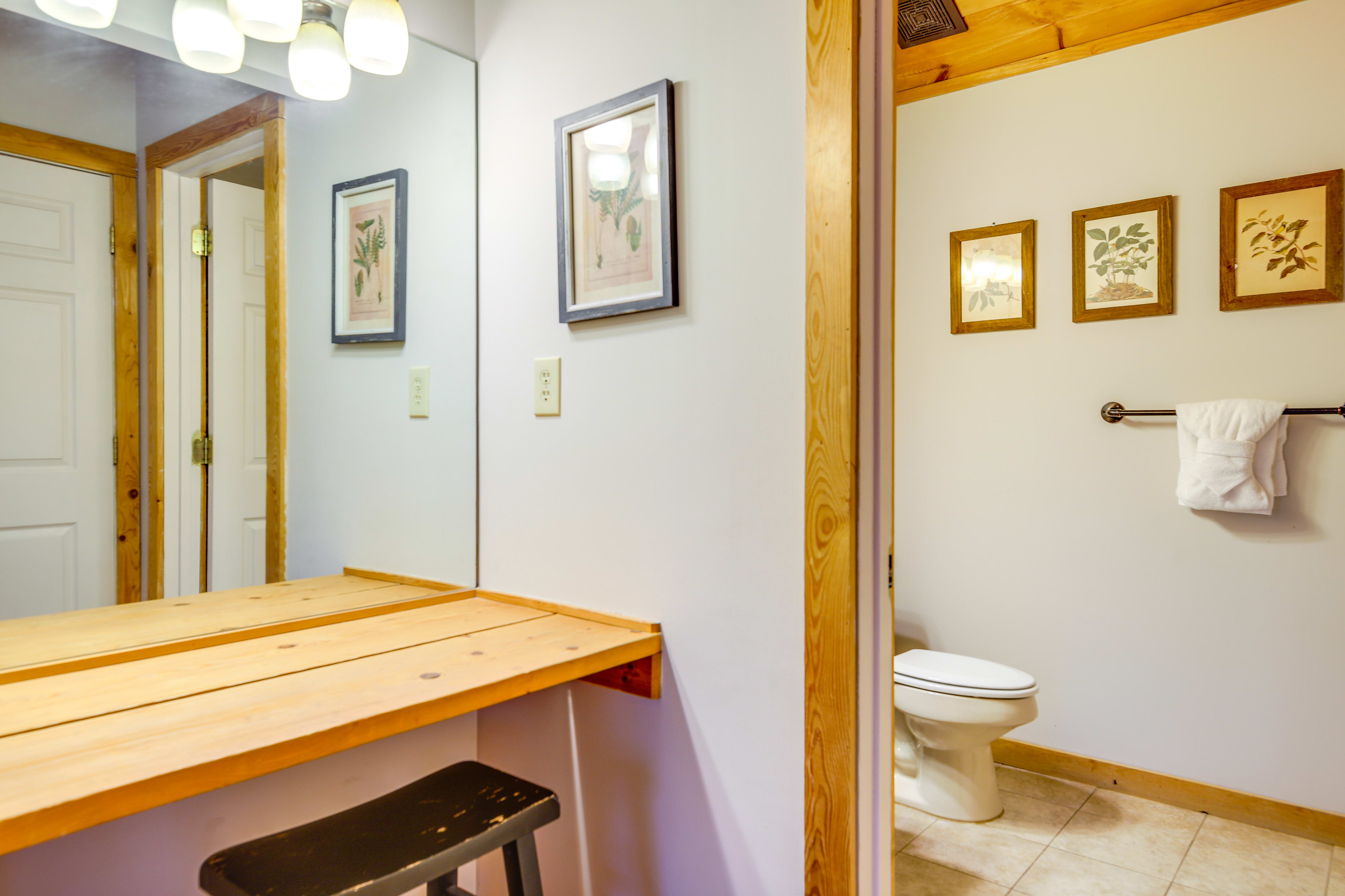 Full Bathroom | Upper Level | Towels & Linens Provided