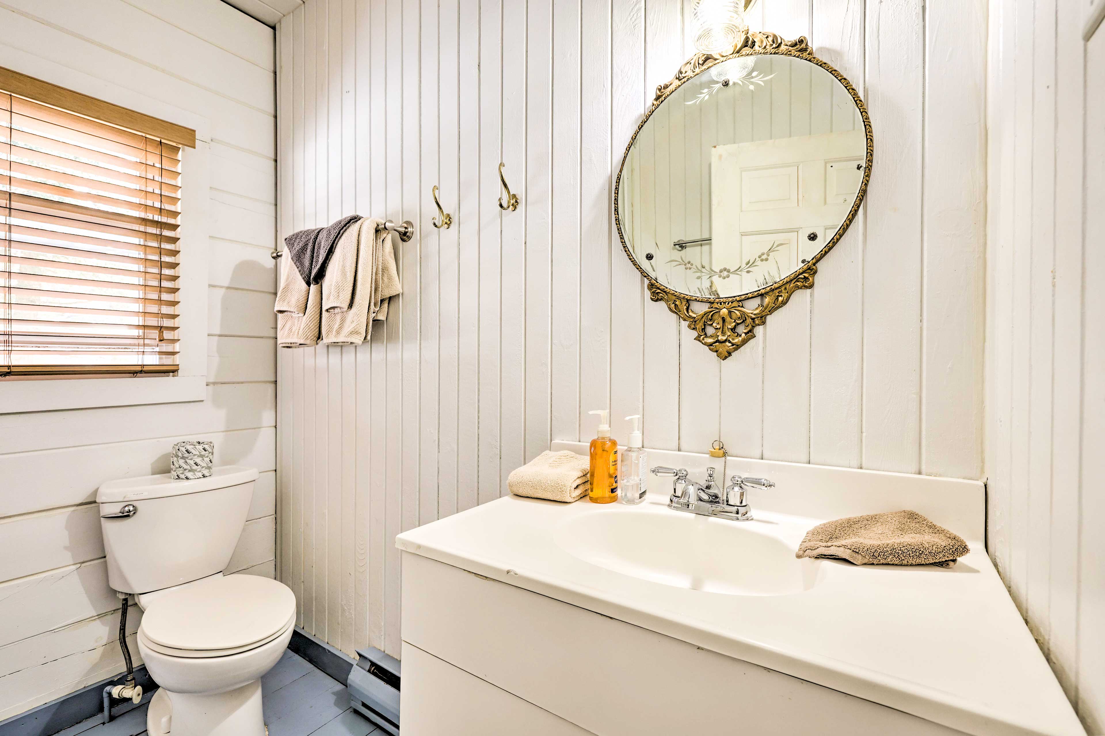 Full Bathroom | 2nd Floor | Complimentary Toiletries