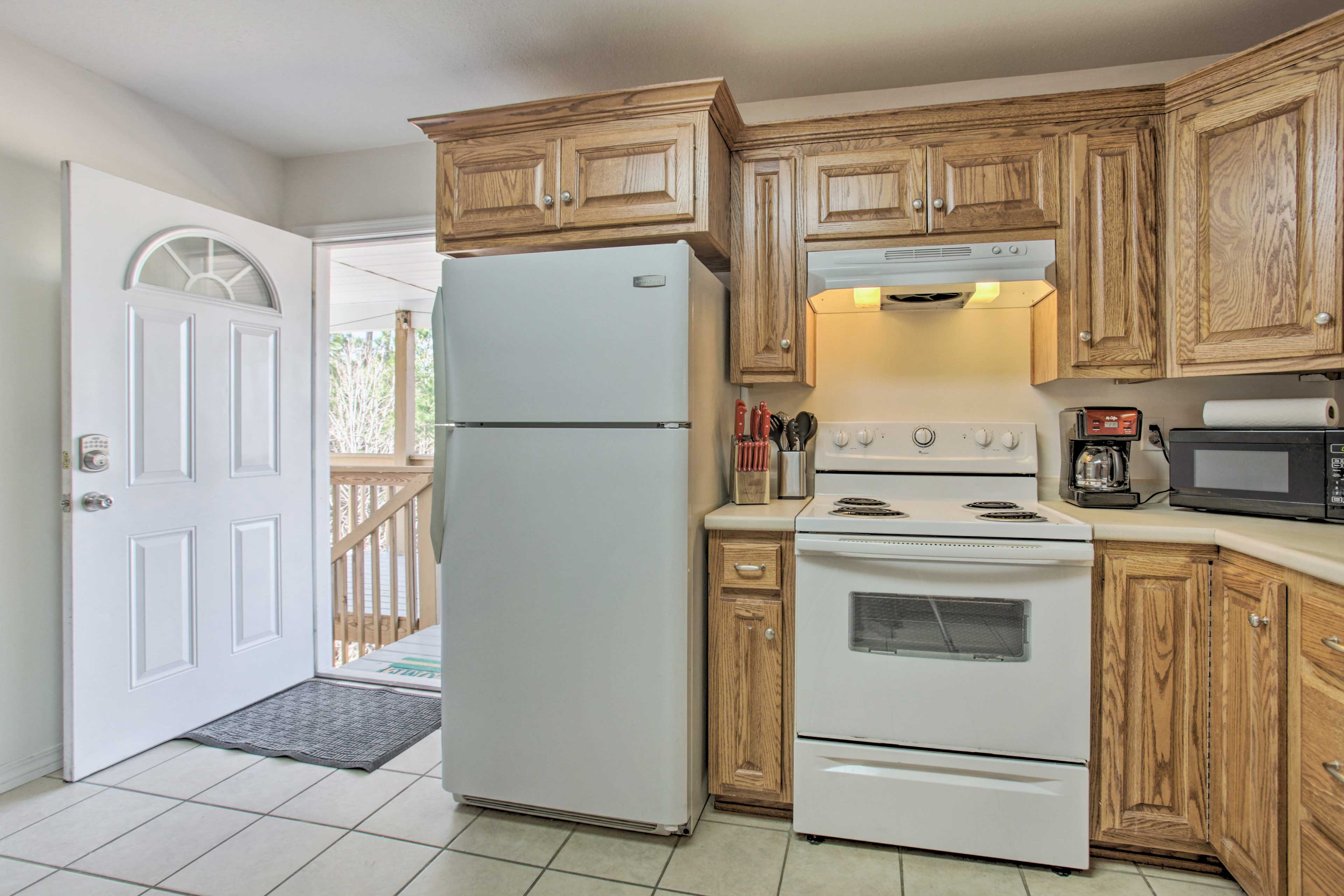 Kitchen | Fully Equipped w/ Cooking Basics