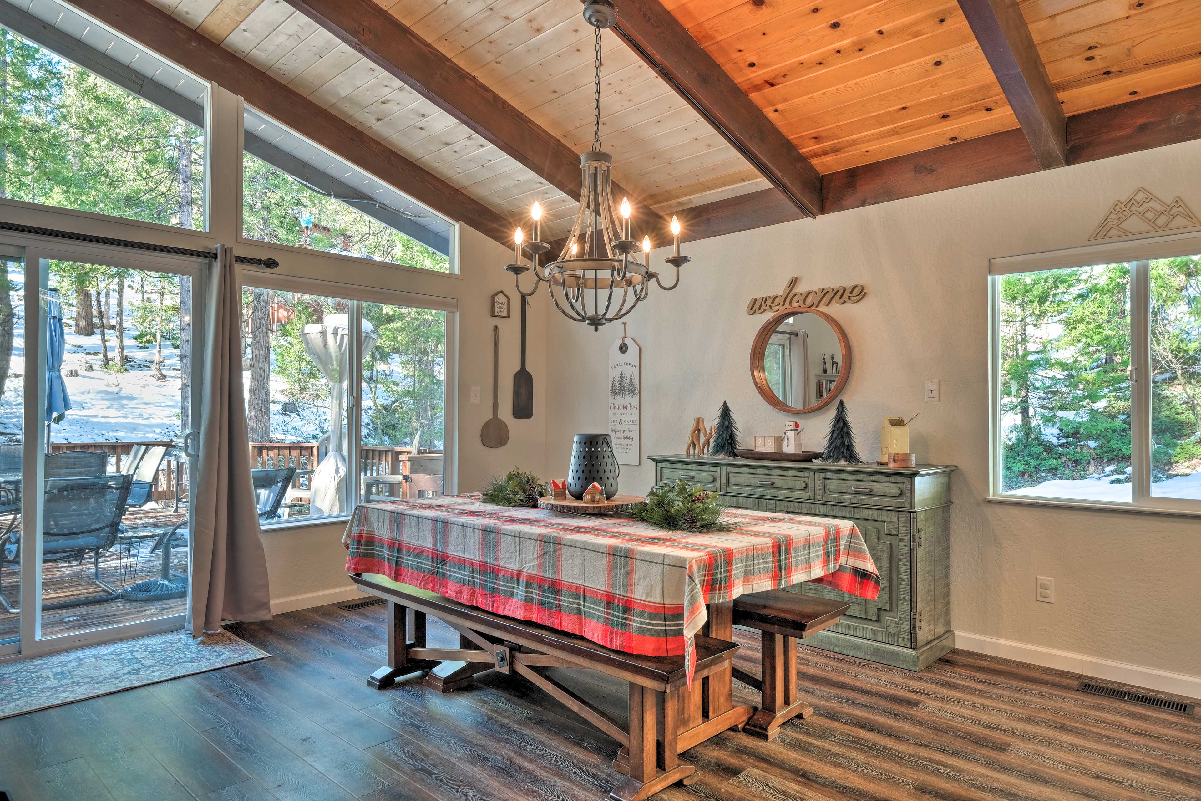 Dining Area | Main Level | Dishware/Flatware Provided