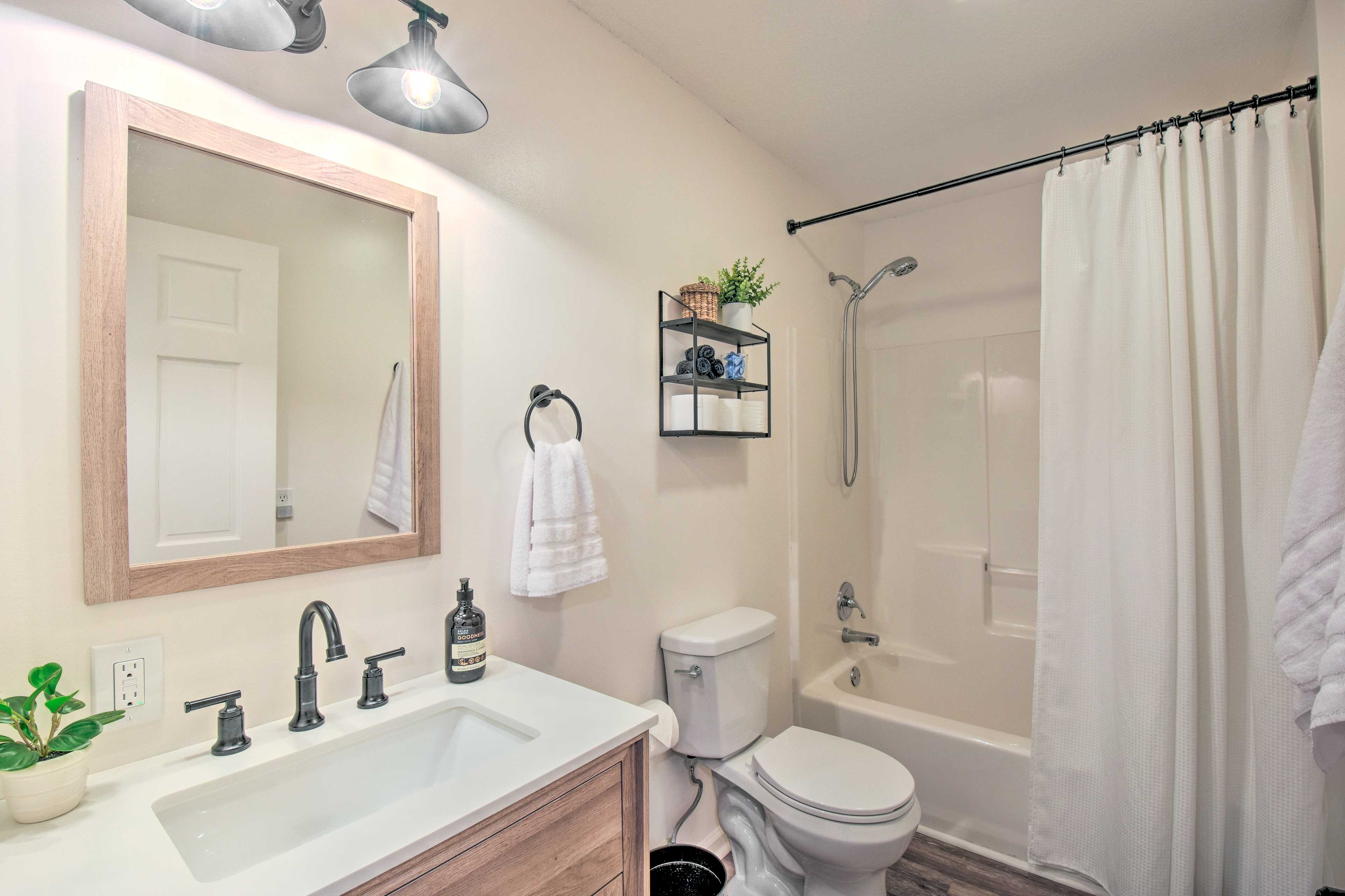 Full Bathroom | Complimentary Toiletries