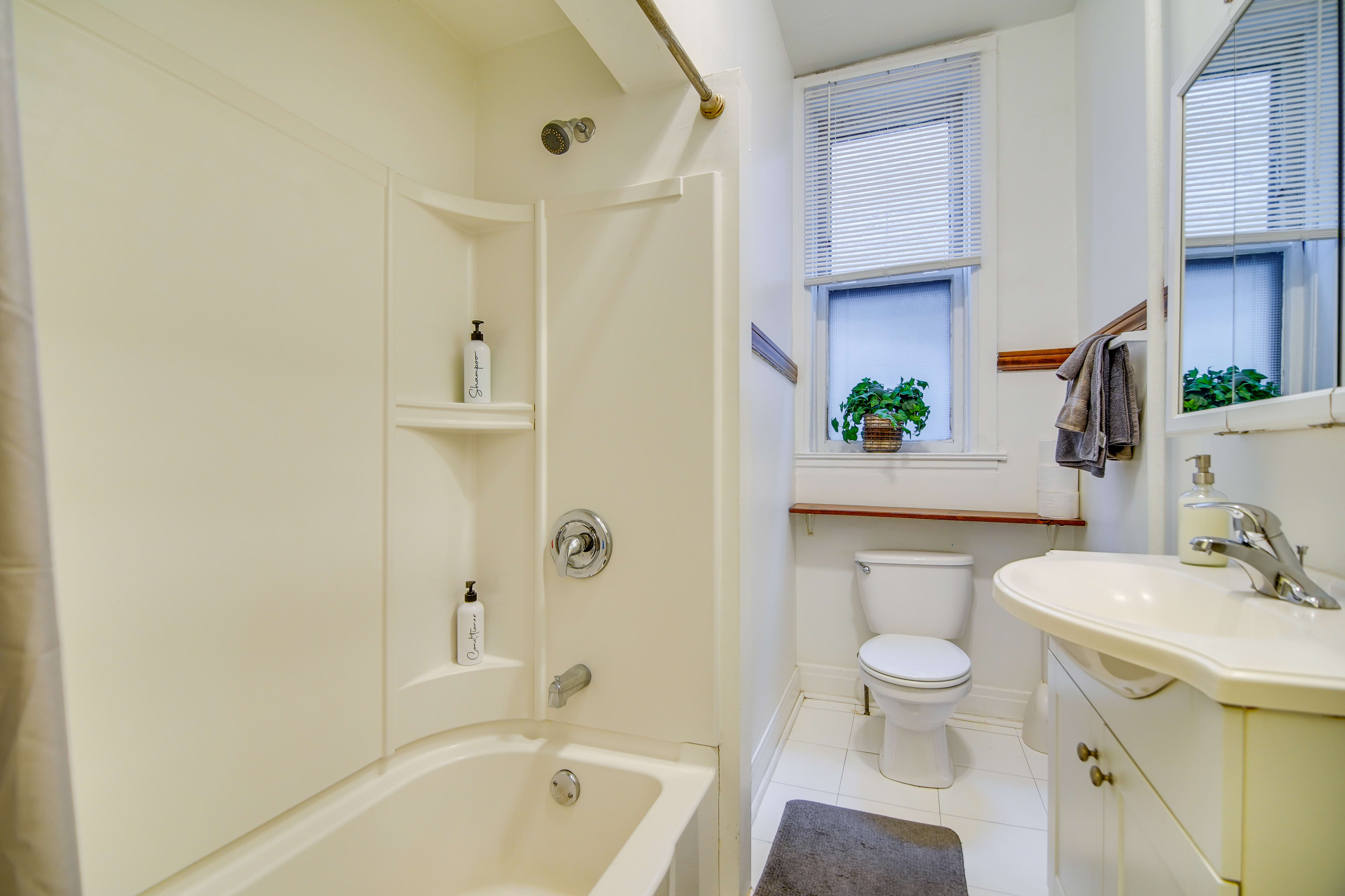 Full Bathroom | Towels Provided | Complimentary Toiletries