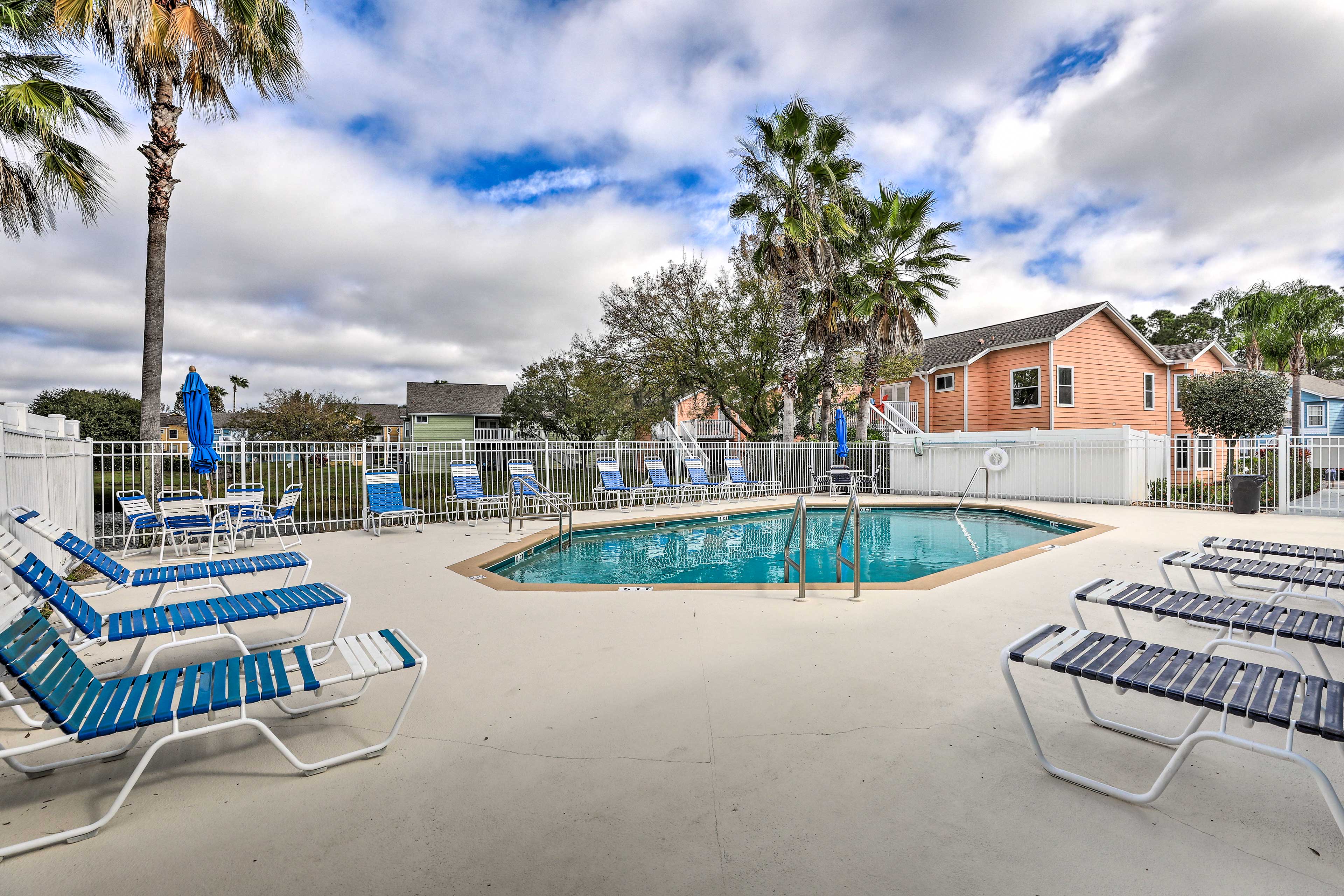 Kissimmee Vacation Rental | 3BR | 2BA | Steps Required for Access | 1,357 Sq Ft