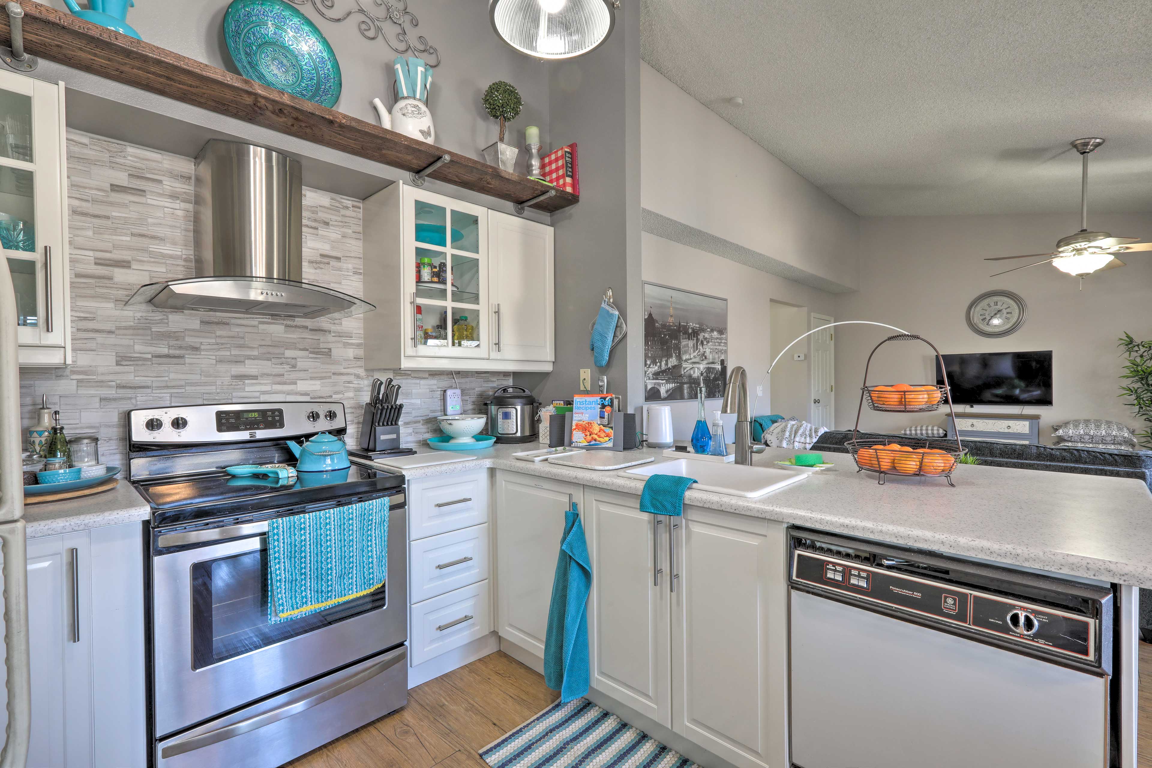 Kitchen | Fully Equipped w/ Cooking Basics