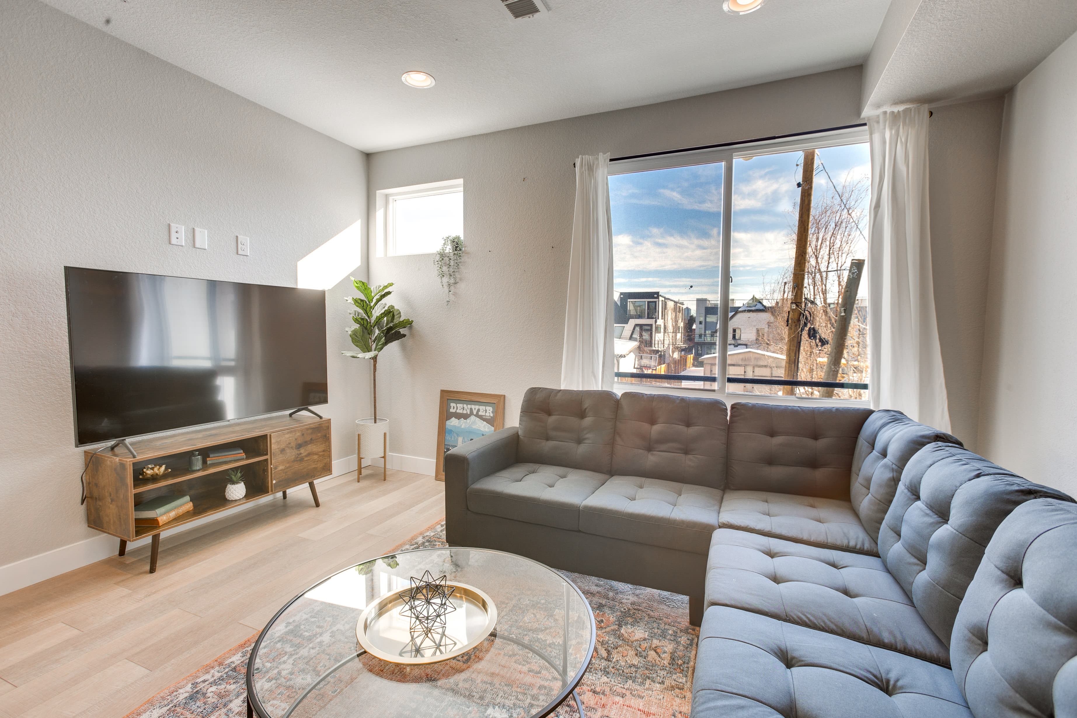 Modern Townhome w/ Rooftop Hot Tub + Mtn View