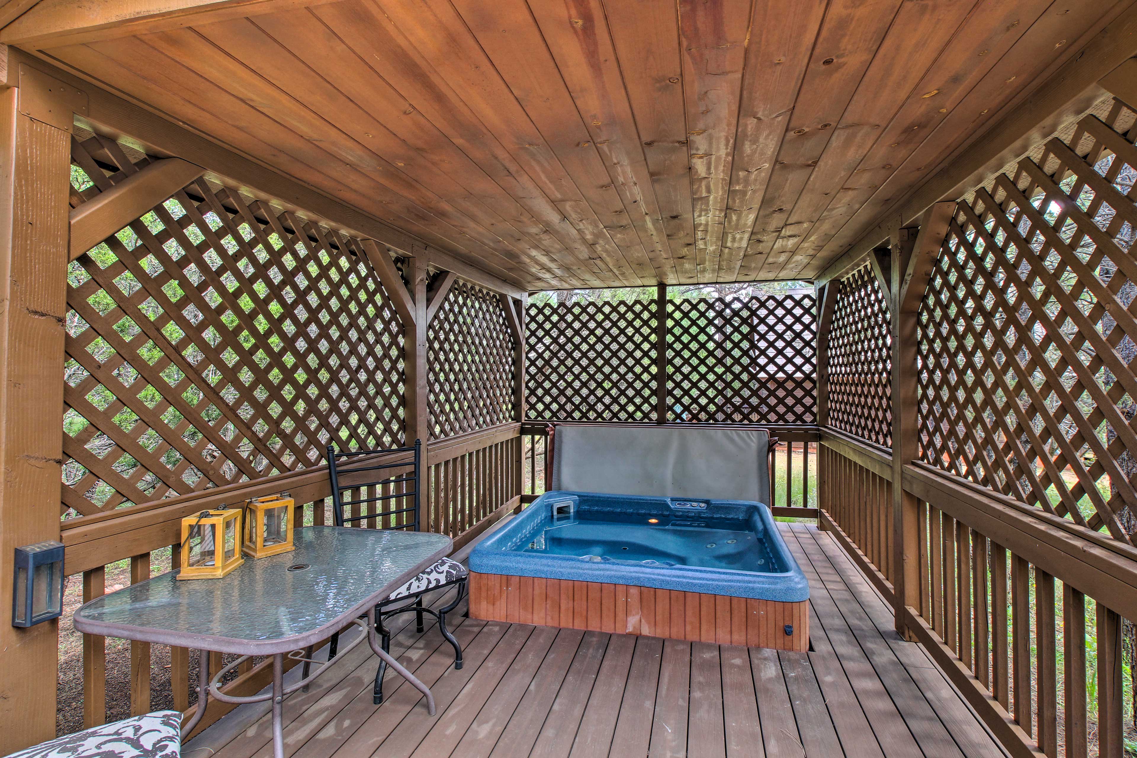 Private Hot Tub | 750 Sq Ft