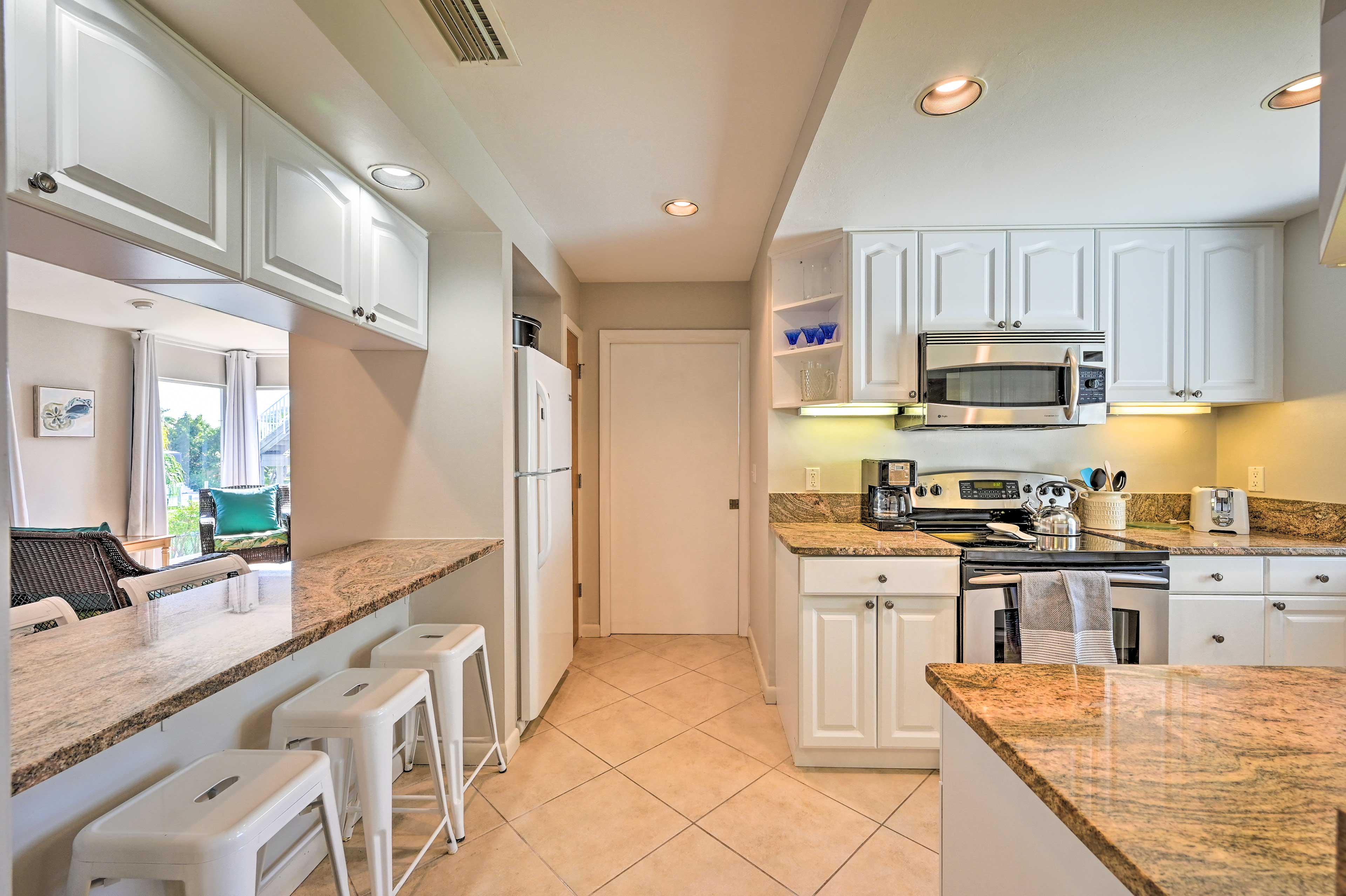 Kitchen | Fully Equipped w/ Cooking Basics