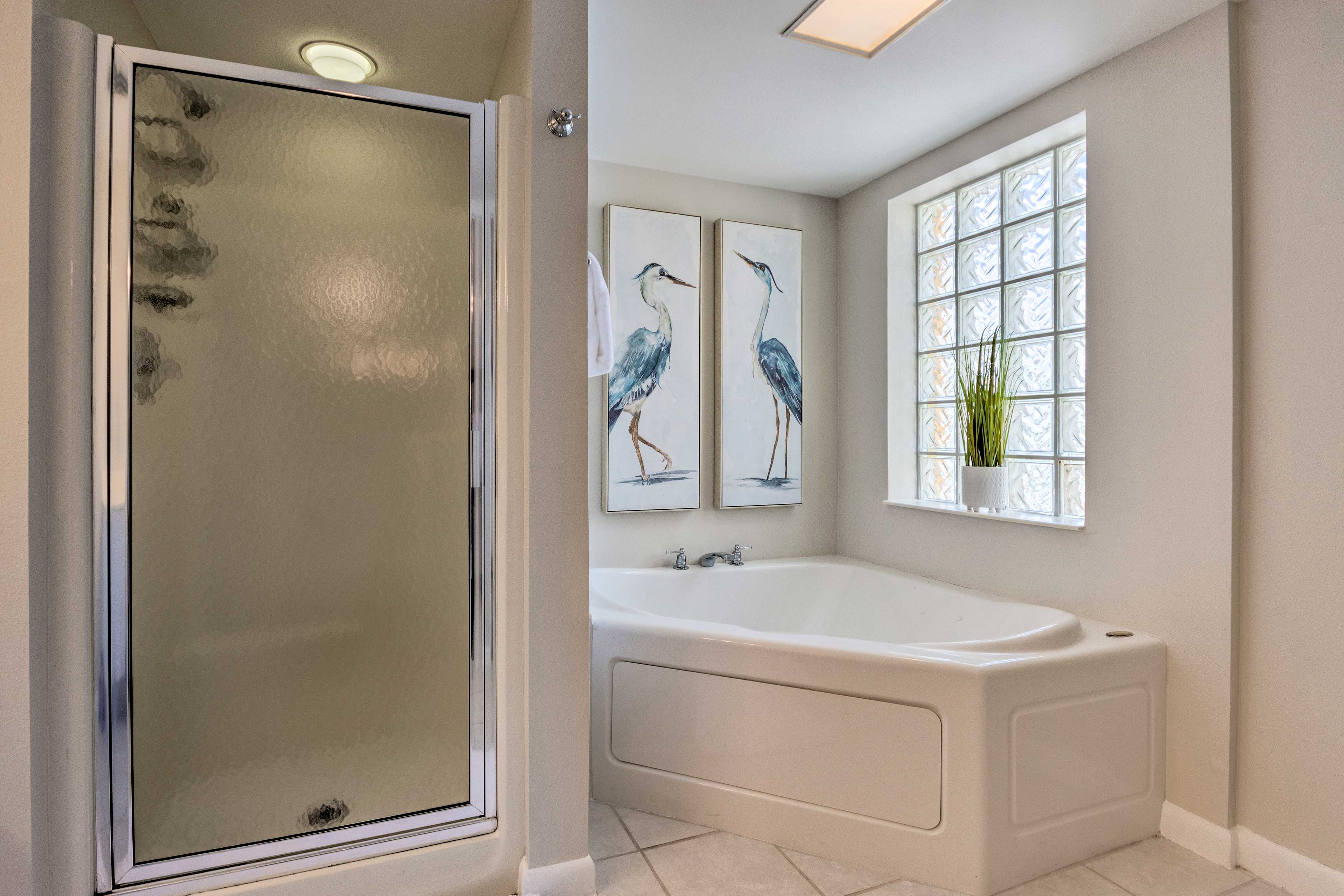 En-Suite Bathroom | Jetted Tub | Walk-In Shower