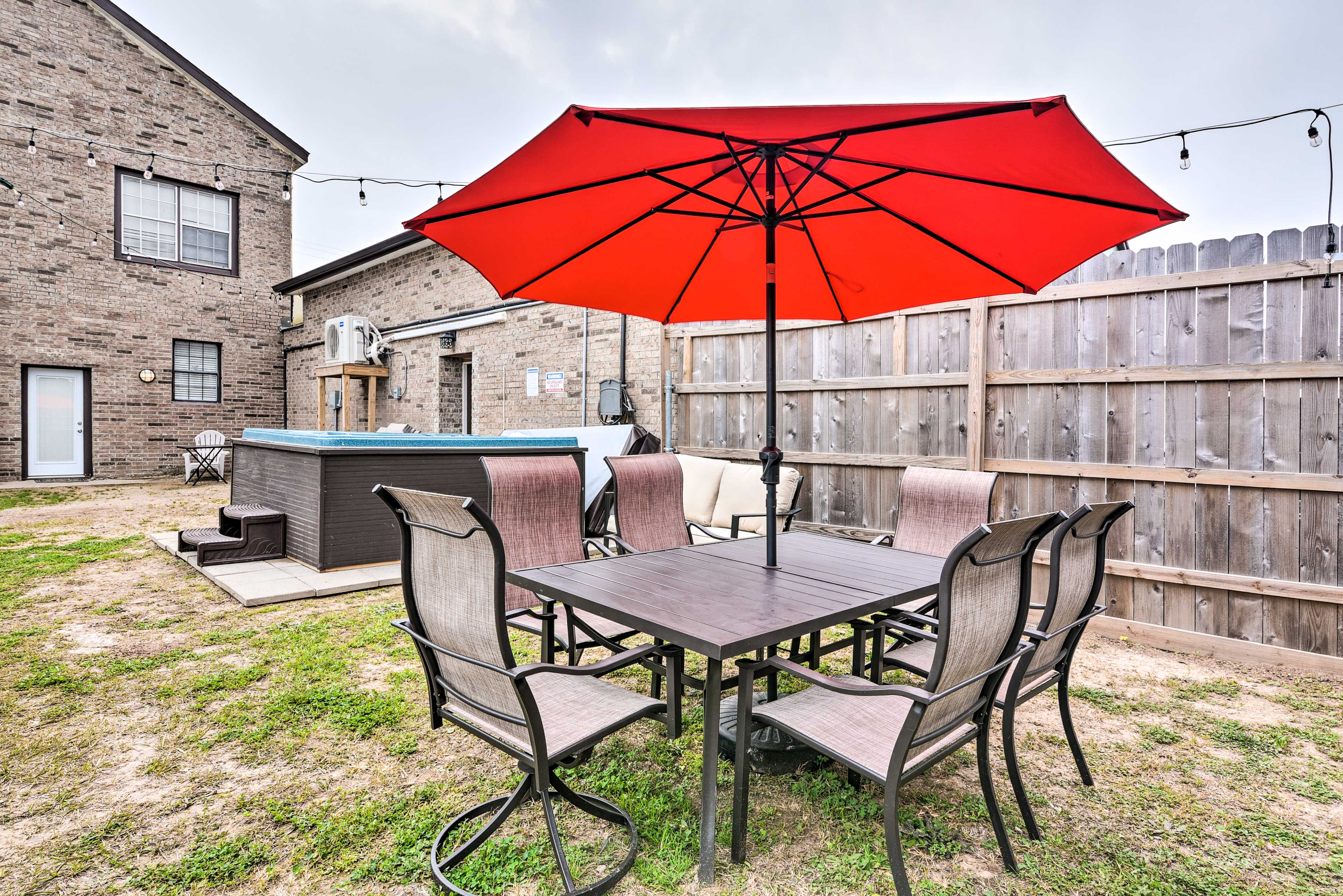 Community Amenities | Outdoor Dining Tables