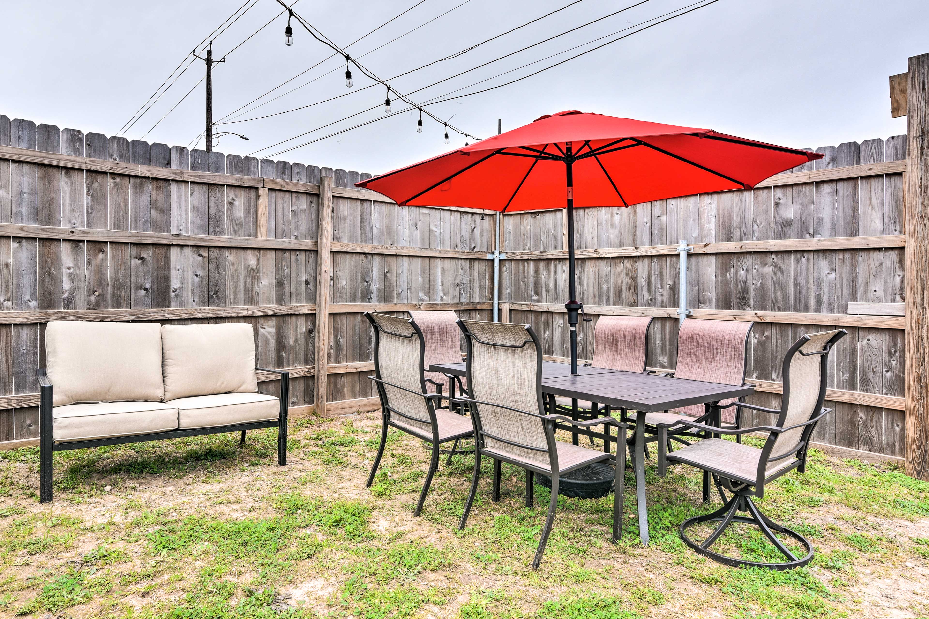 Community Amenities | Outdoor Dining Tables