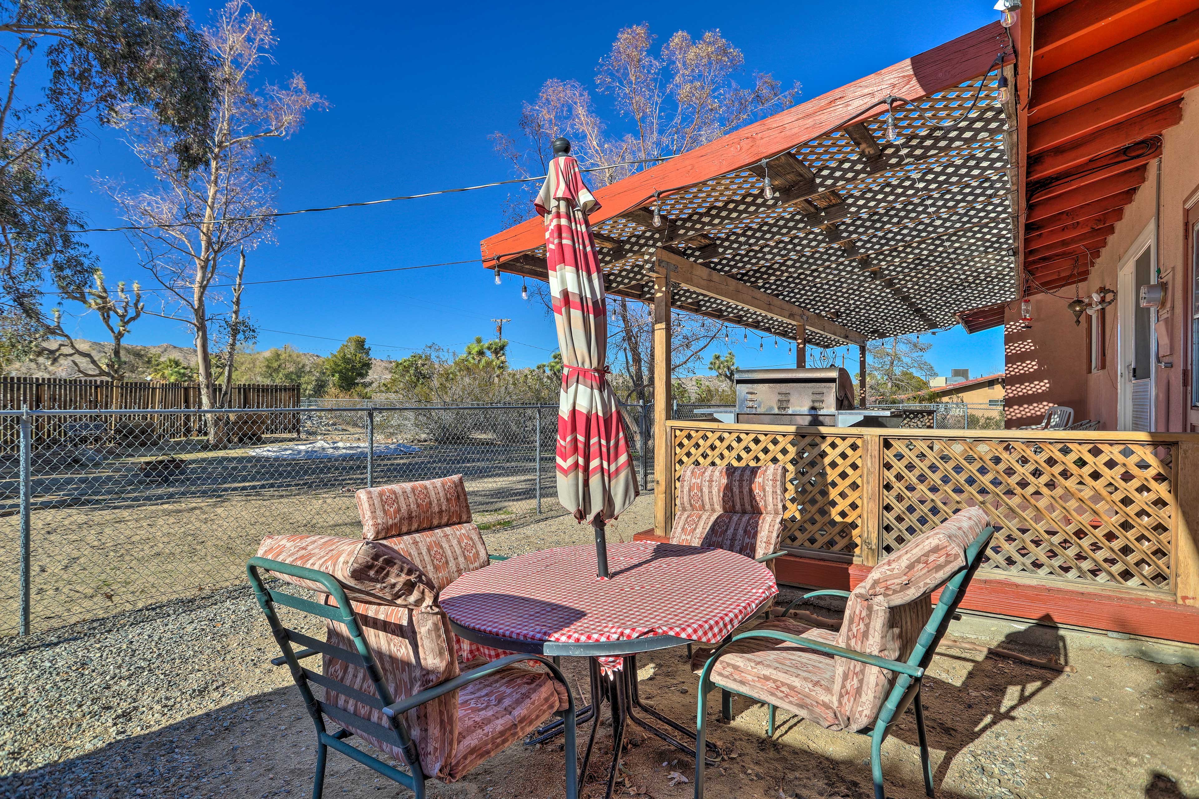 Backyard | Outdoor Dining Area