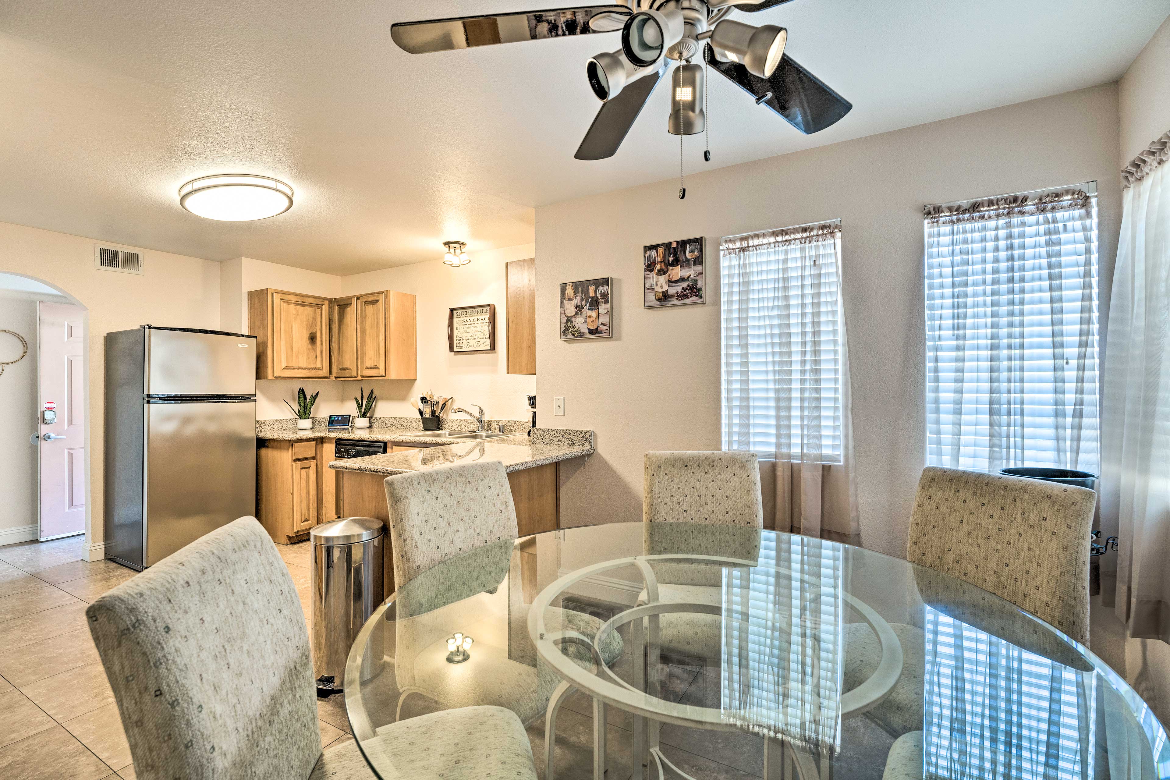 Dining Area | 6-Person Table