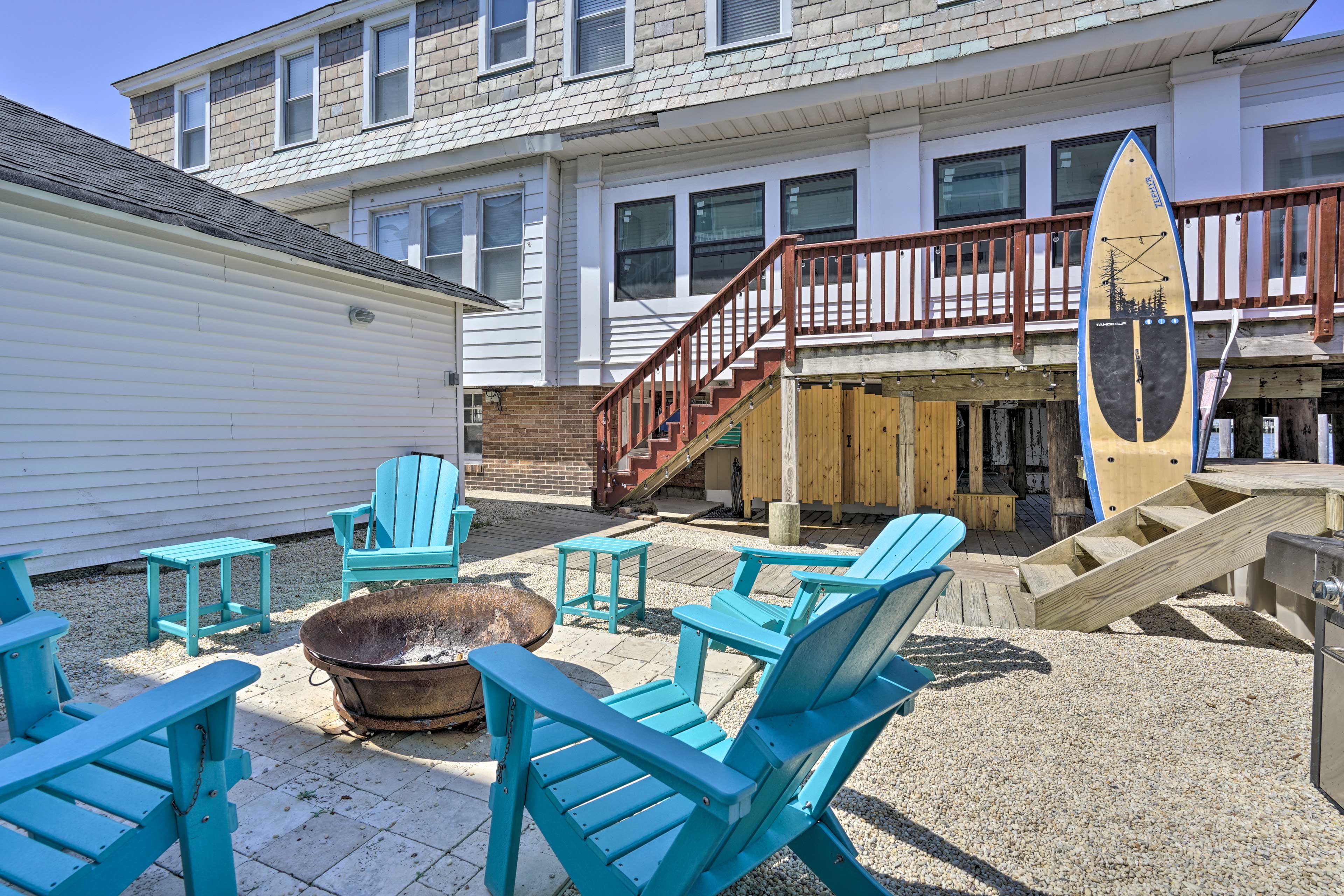 Outdoor Area | Side Yard | Fire Pit | Gas Grill