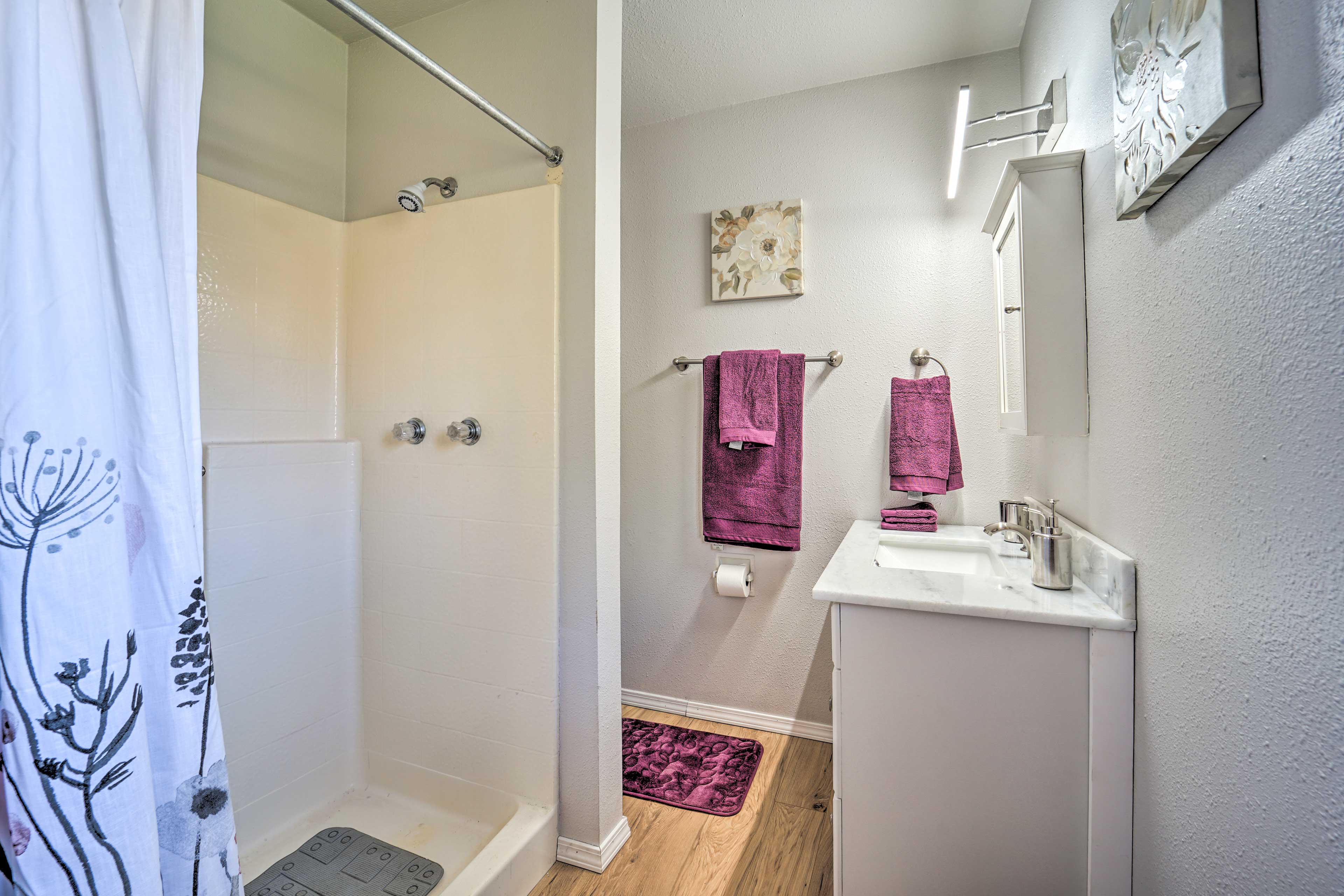 En-Suite Bathroom | Main Level | Towels Provided