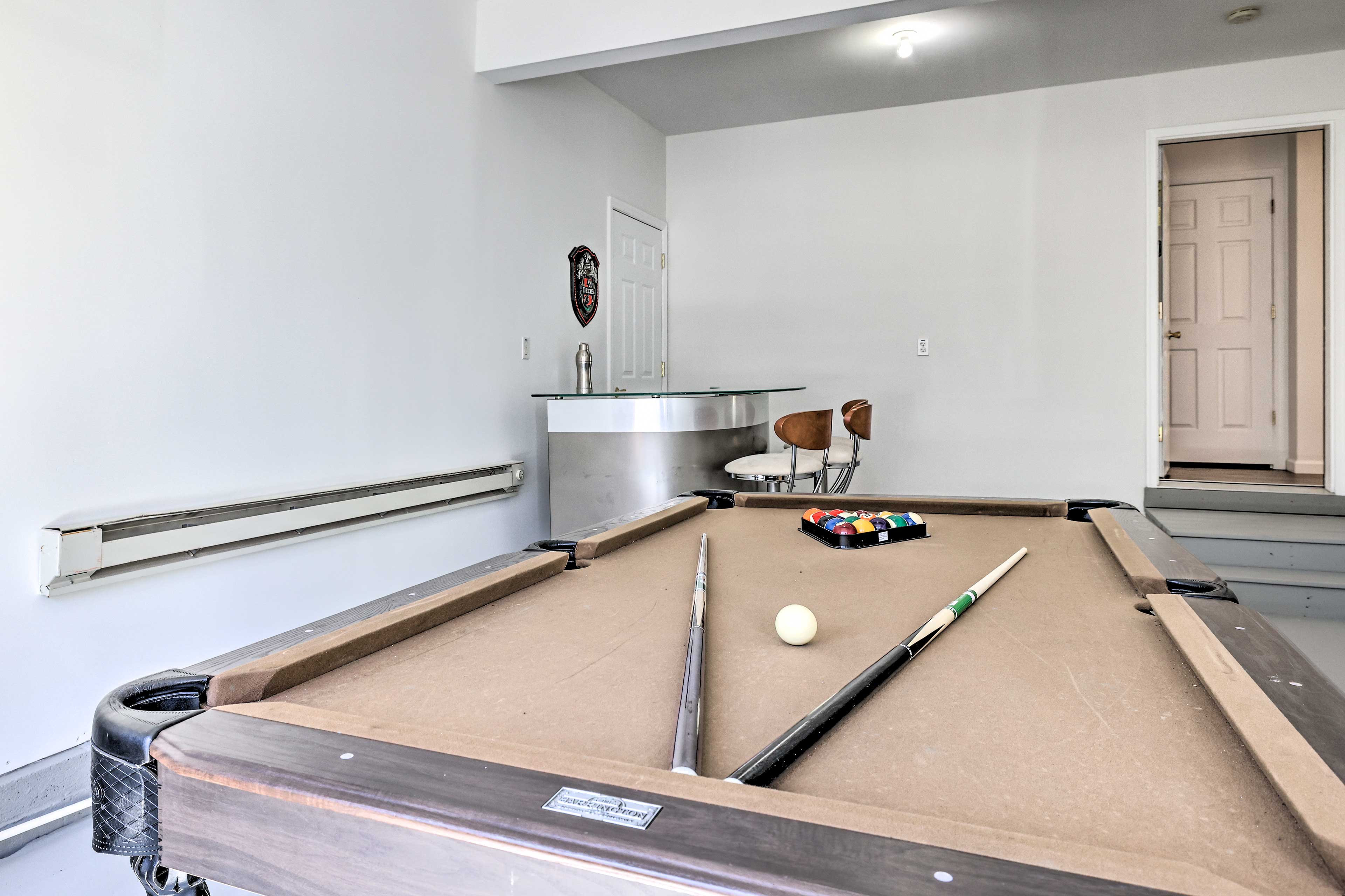 Game Room | Pool Table | Bar