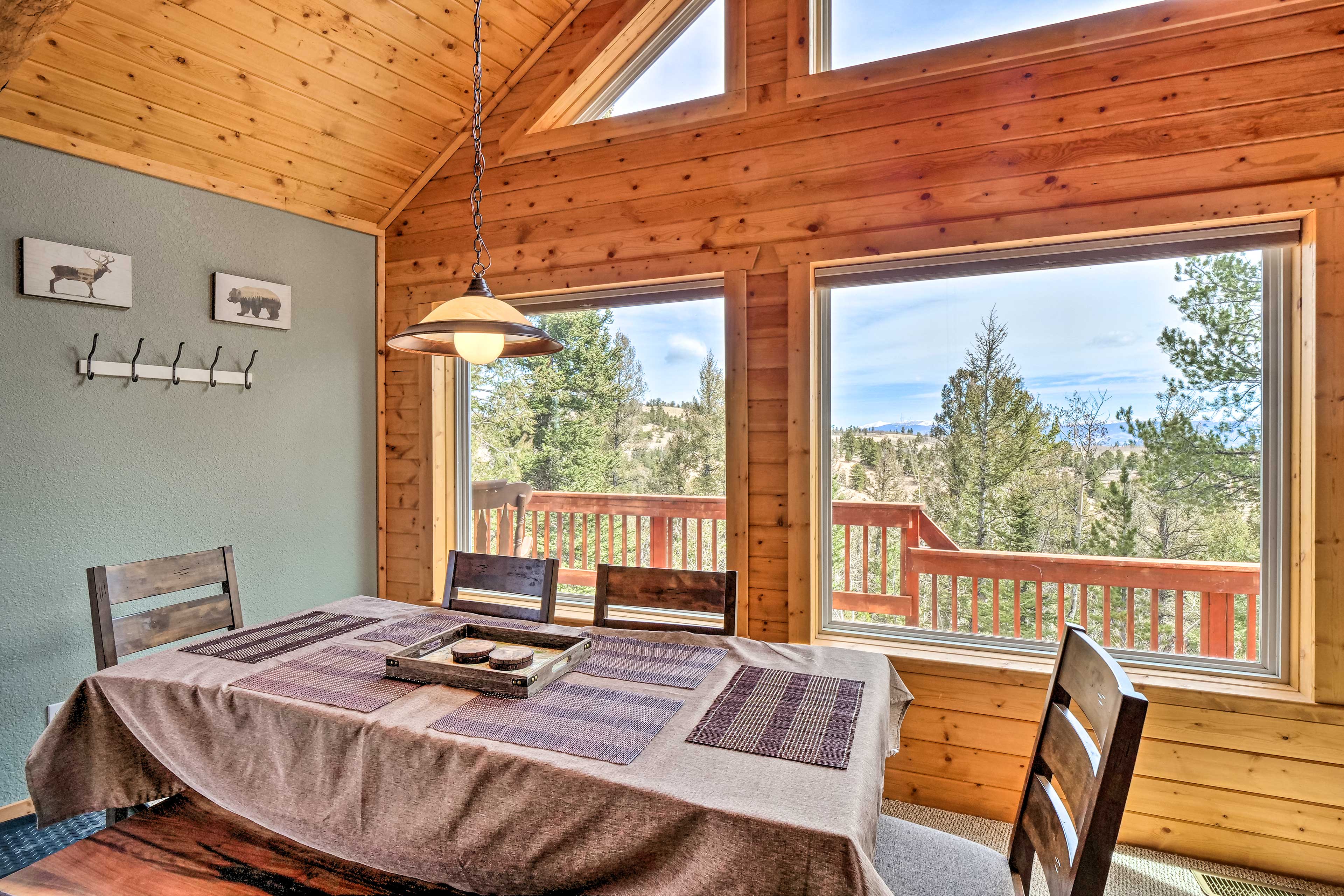 Dining Area | Dishware/Flatware Provided