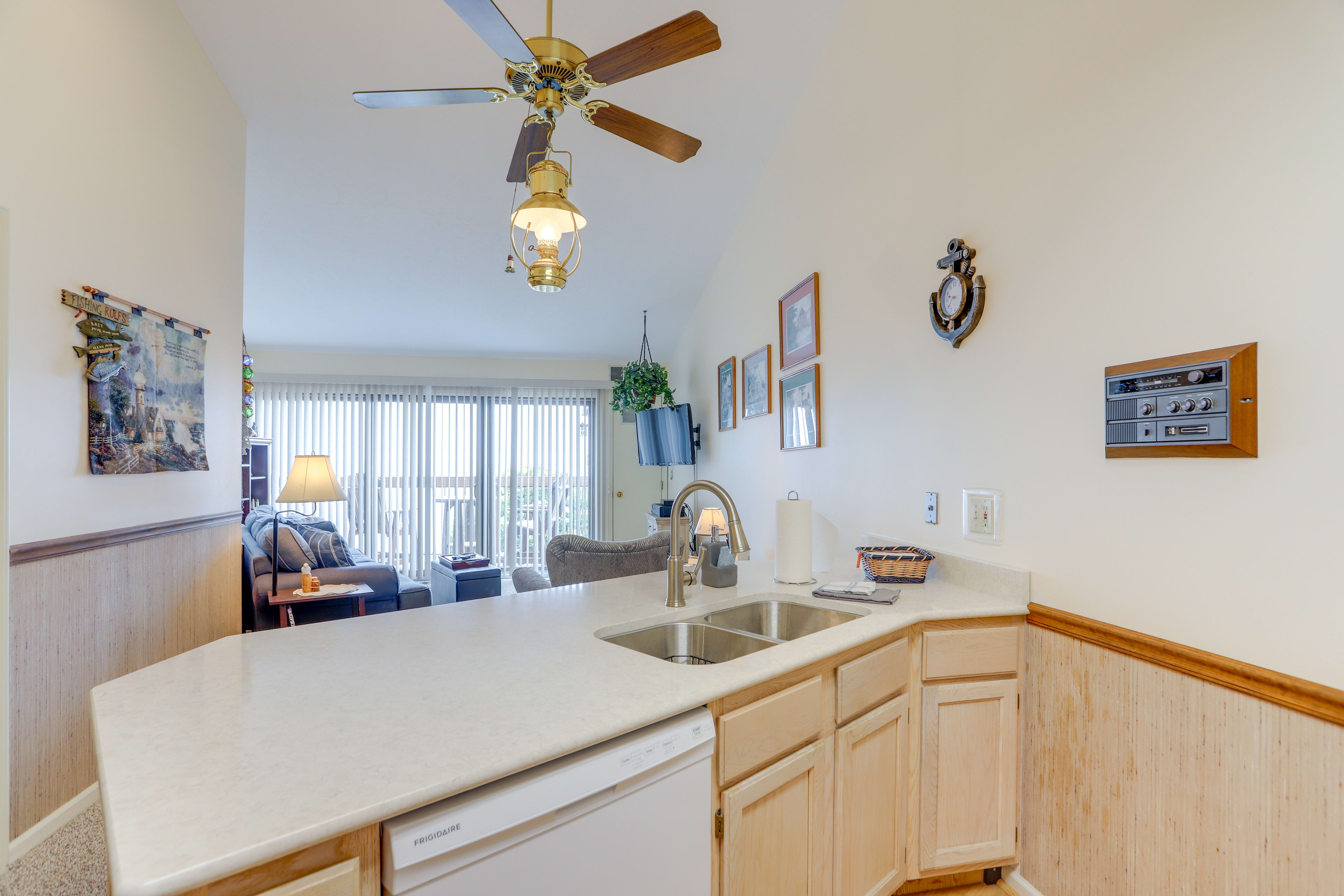 Kitchen | Breakfast Bar | Dishware/Flatware Provided