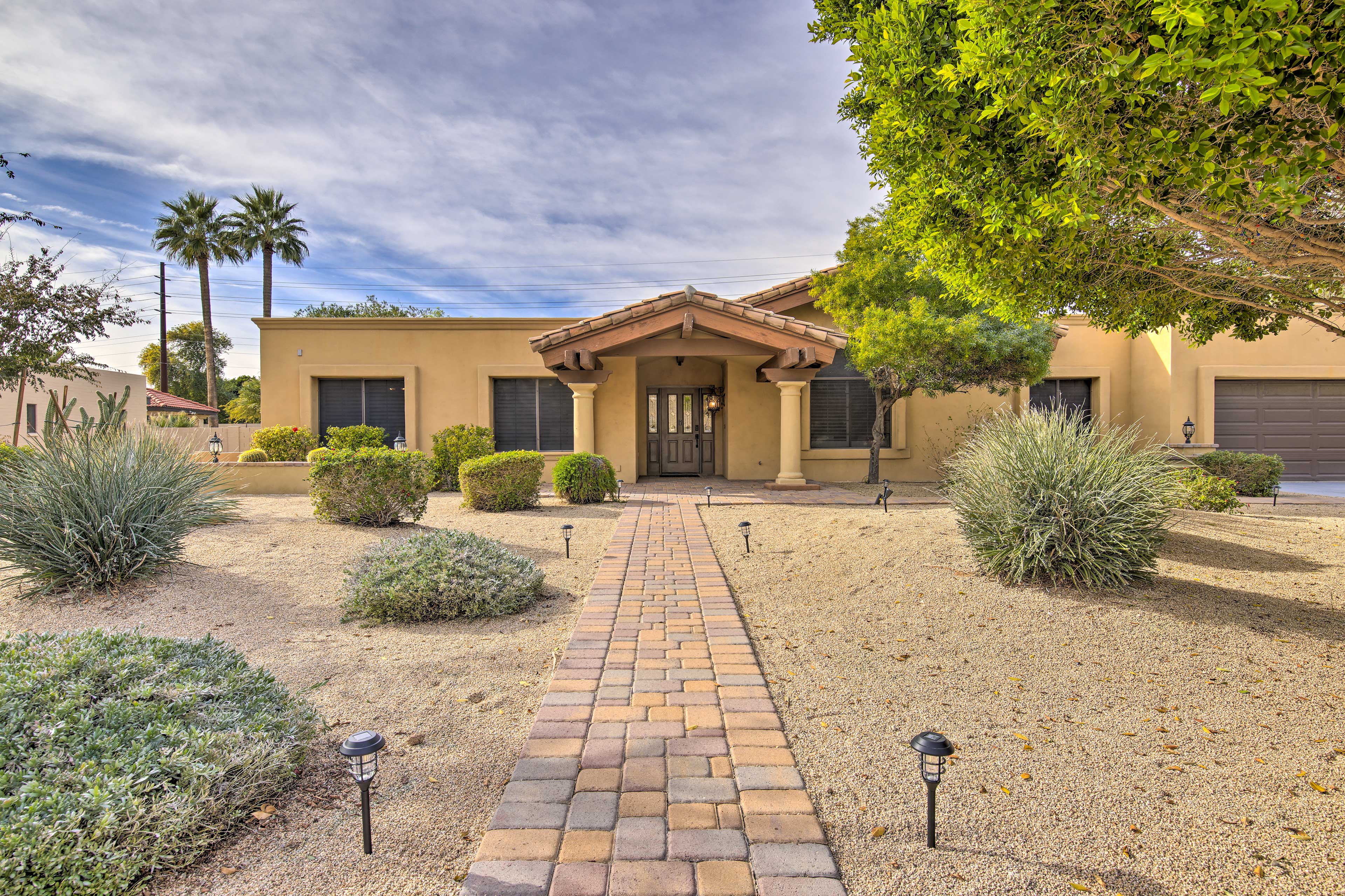 Abode w/ Backyard Oasis ~ 11 Mi to Phoenix!