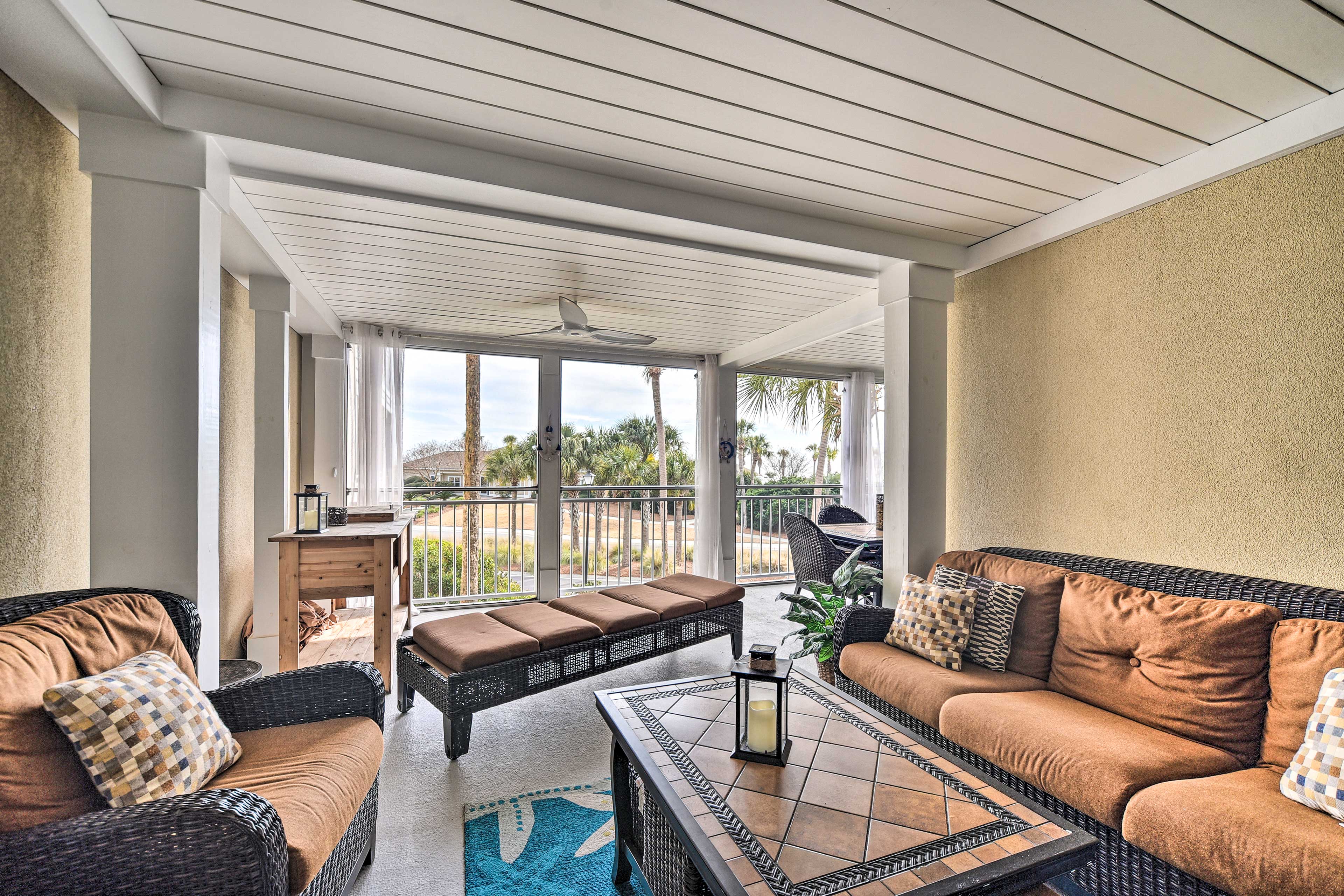 Private Screened-In Patio | Outdoor Dining Area