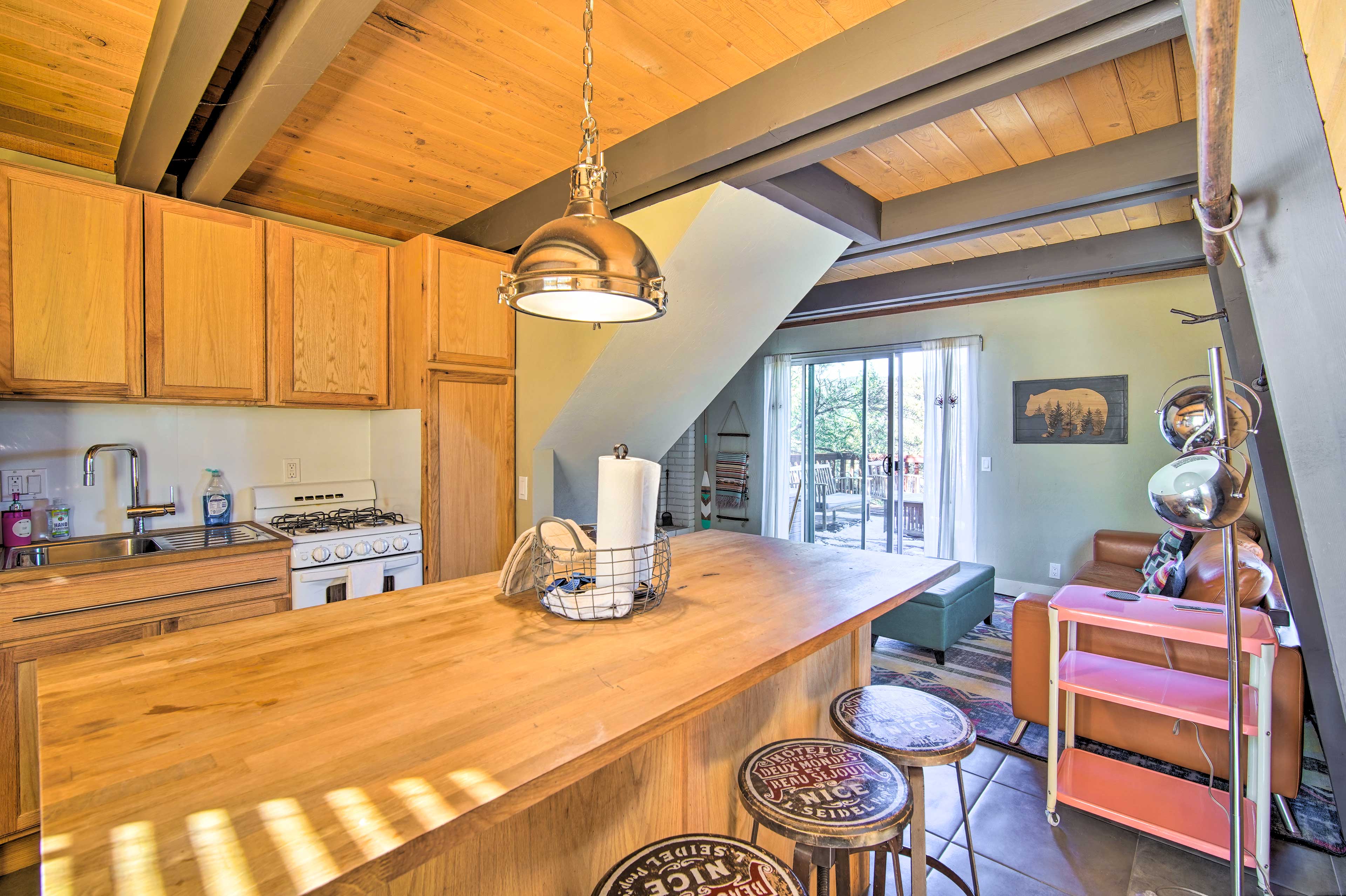 Kitchen | Breakfast Bar | Dishware/Flatware Provided