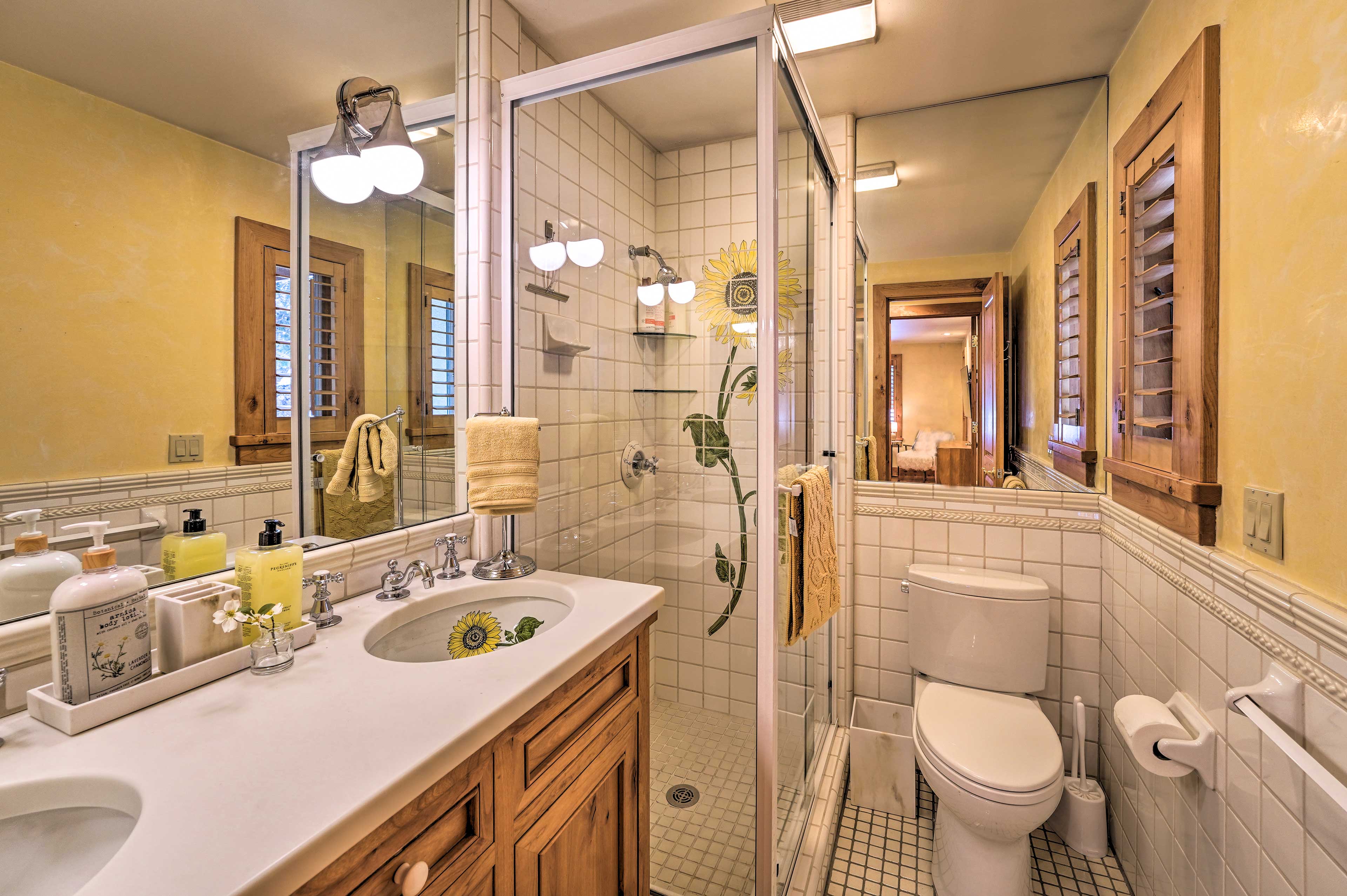 Full Bathroom | 1st Floor | Complimentary Toiletries