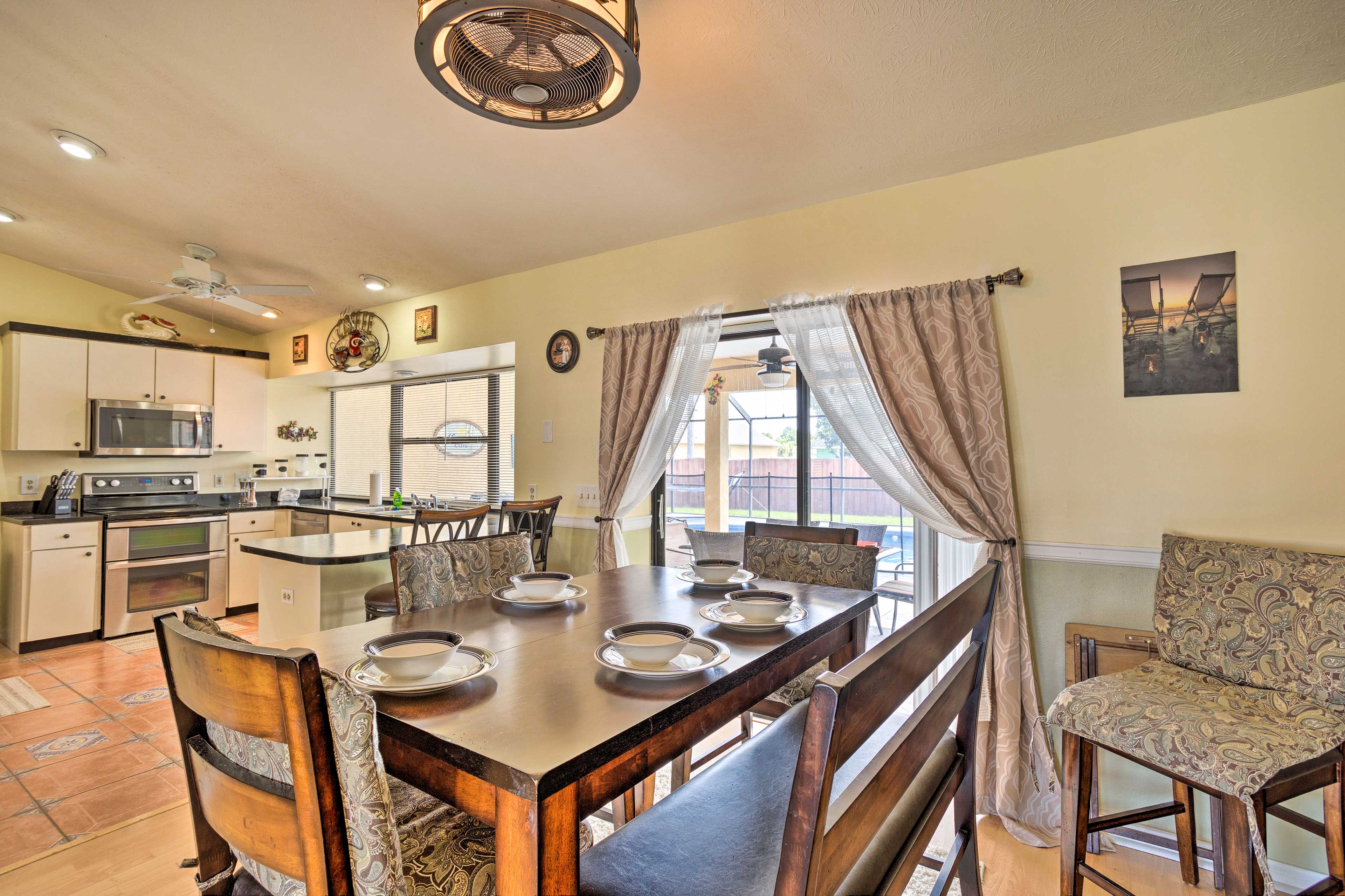 Dining Area | Dishware & Flatware Provided