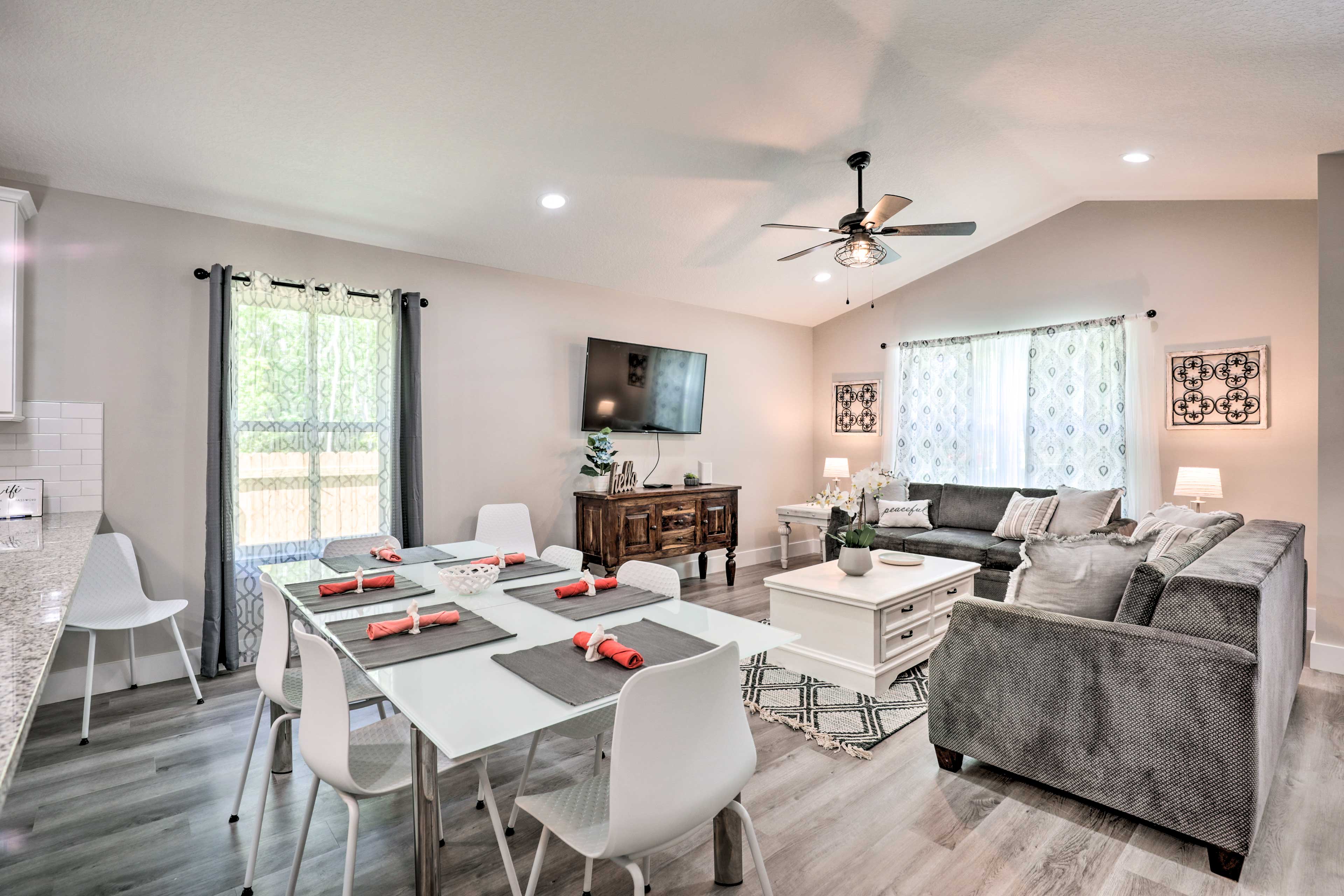 Dining Area | Dishware/Flatware Provided