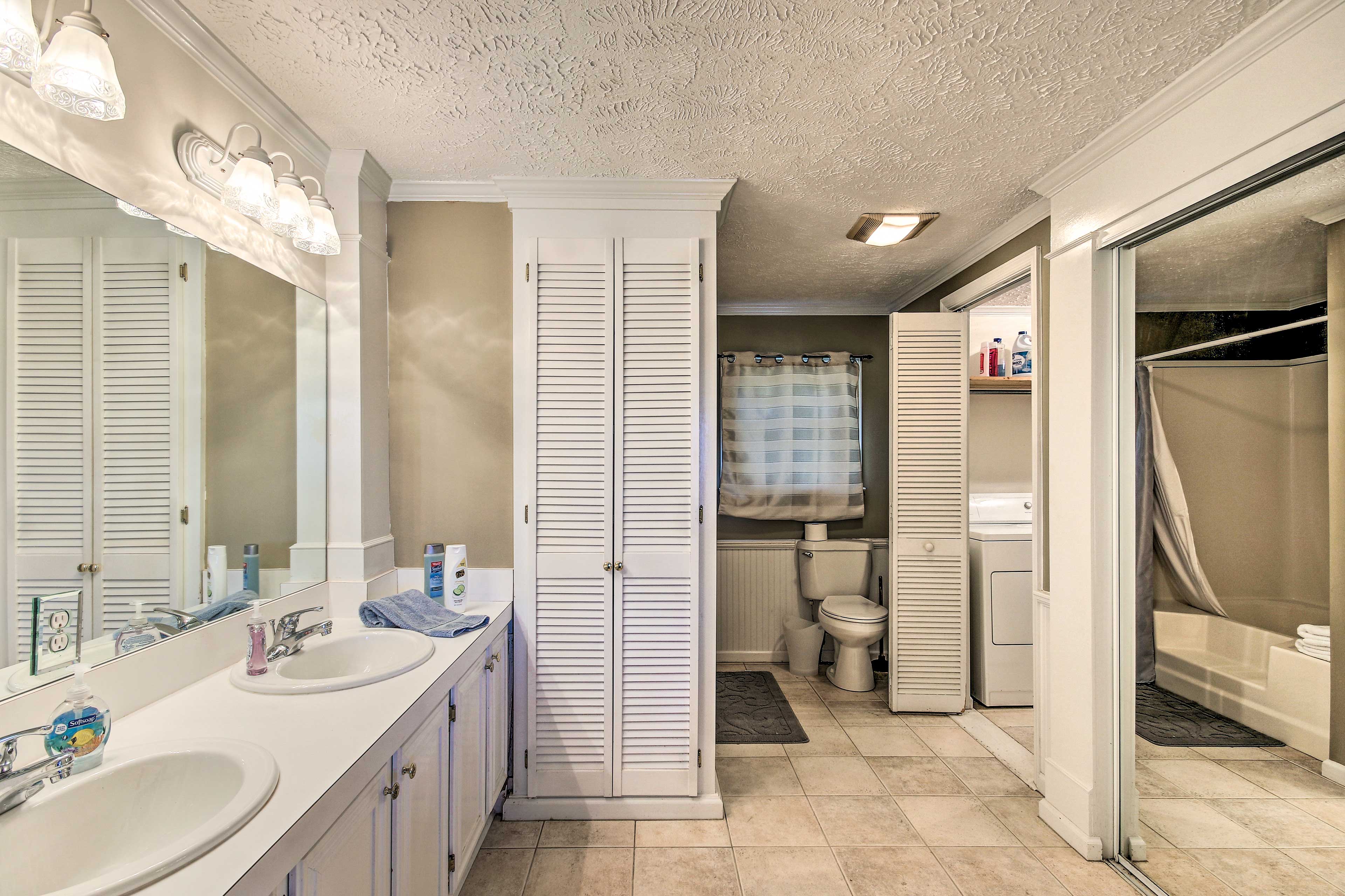 En-Suite Bathroom | Main Level | Complimentary Toiletries